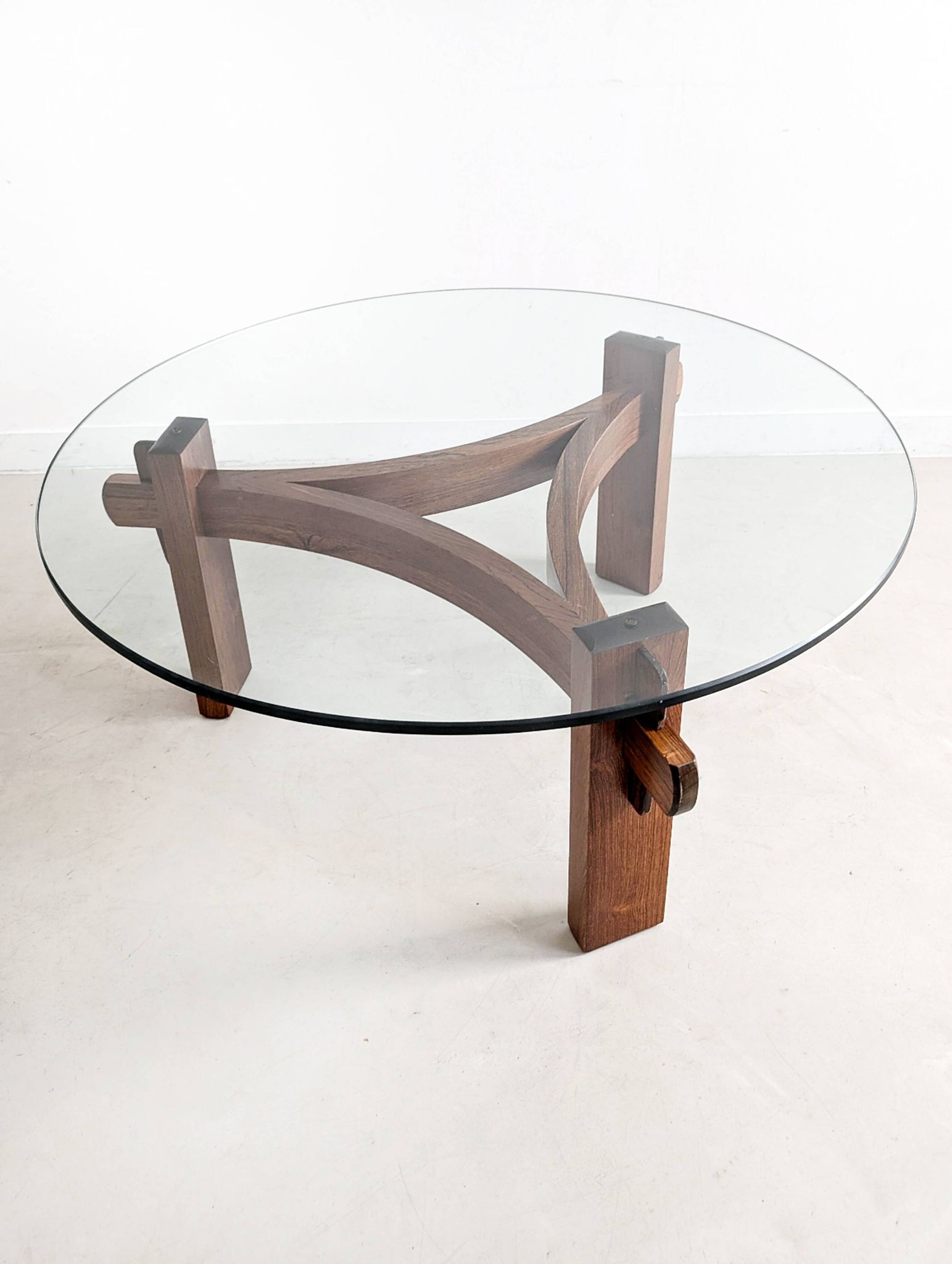 Table basse brutaliste en palissandre, années 1970