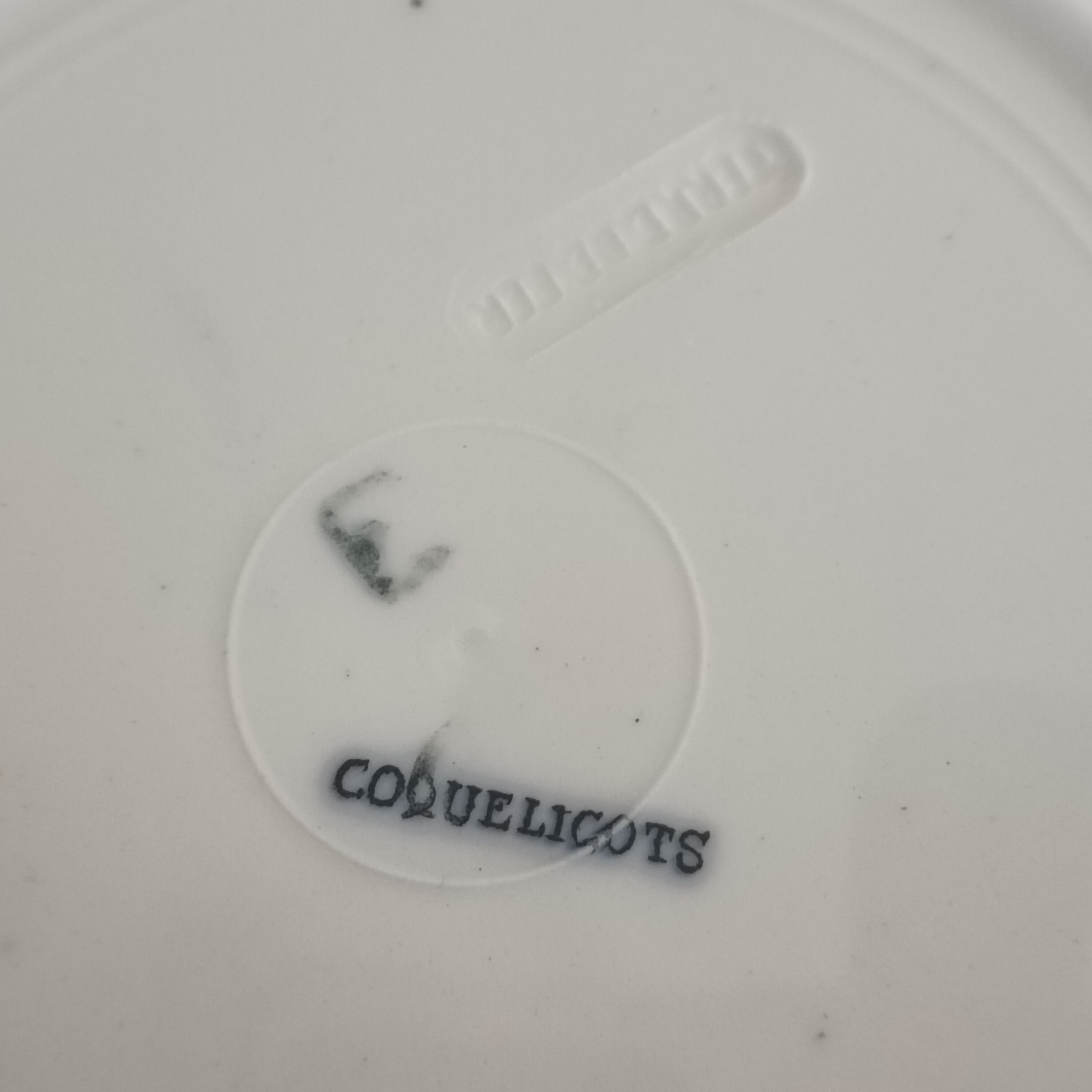 Onnaing iron earth service, plates, salad bowl and sausage maker