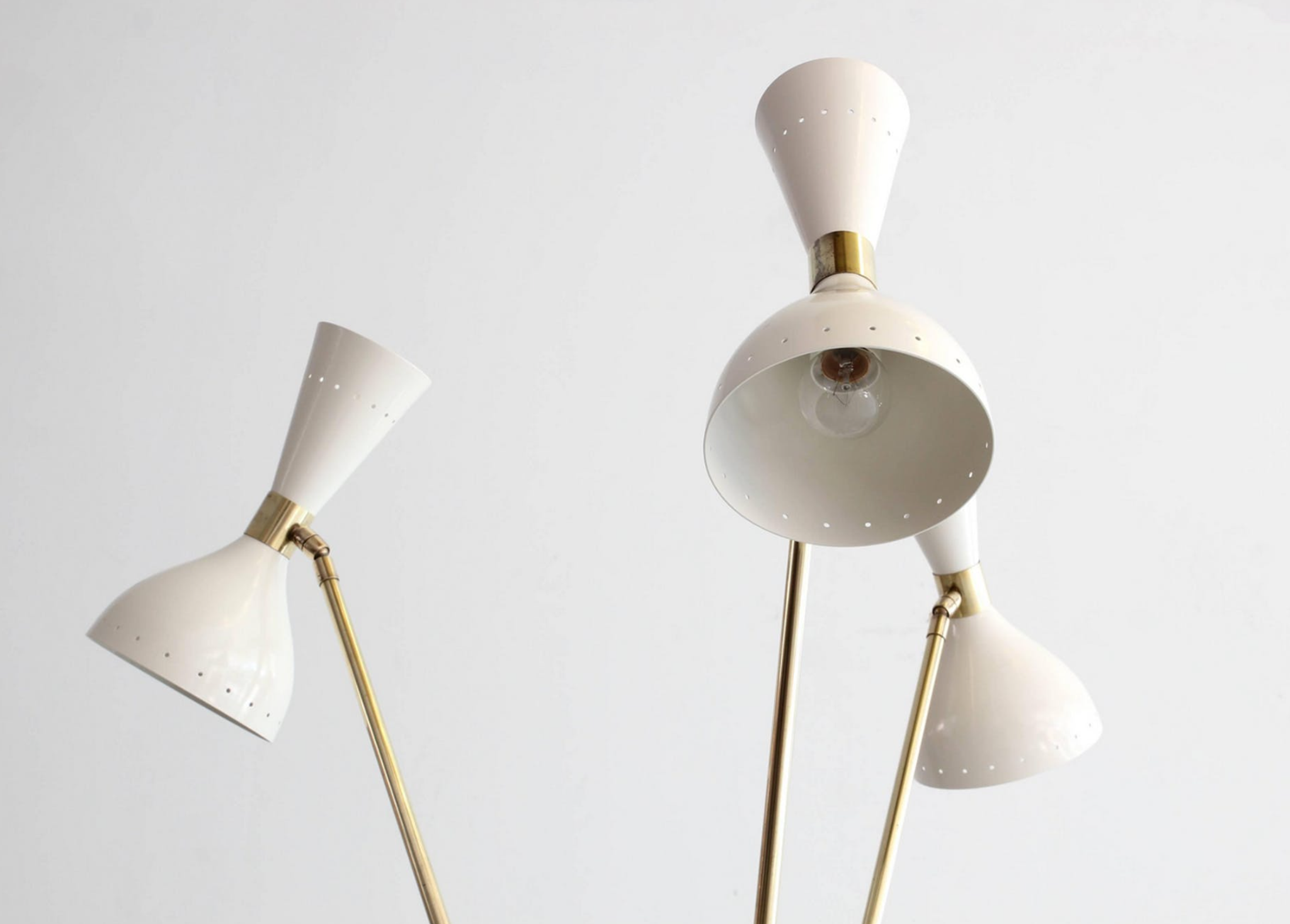 Tripod italian white lamppost