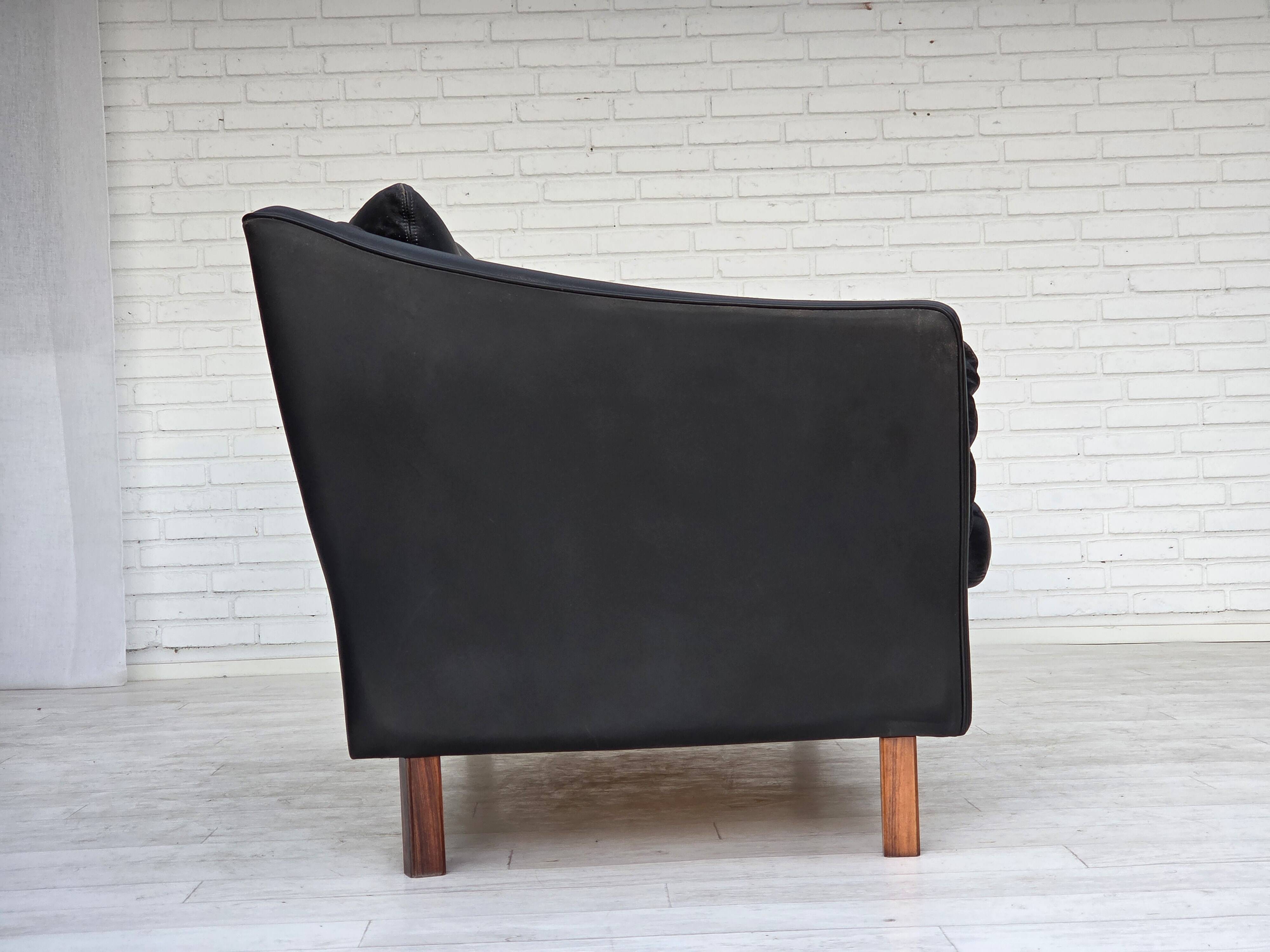 Canapé danois 2 places des années 1970, cuir d'ameublement noir d'origine, bois de teck.