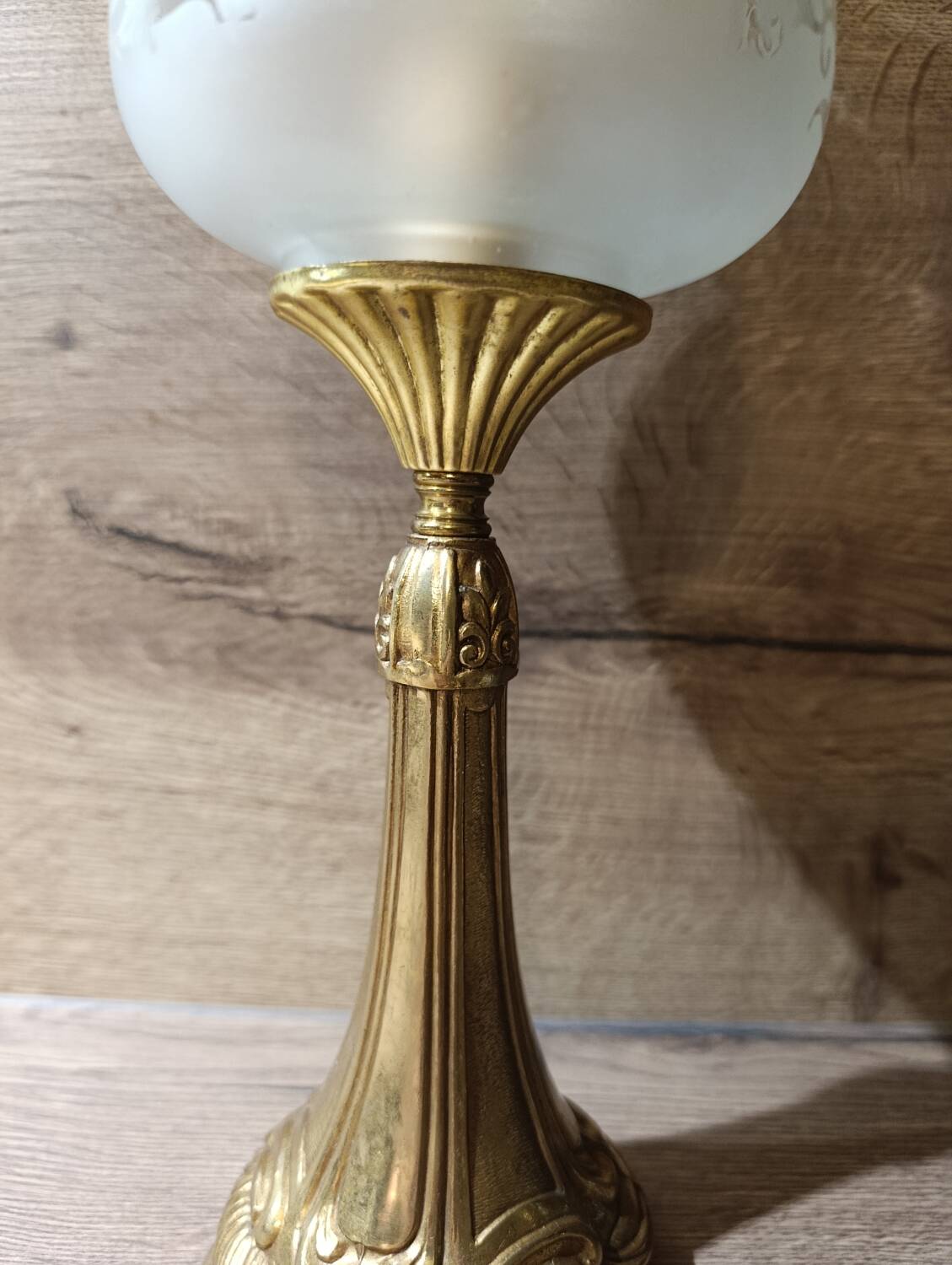 Lampe de table rétro chic bronze, globe à volant, vintage upcyclé