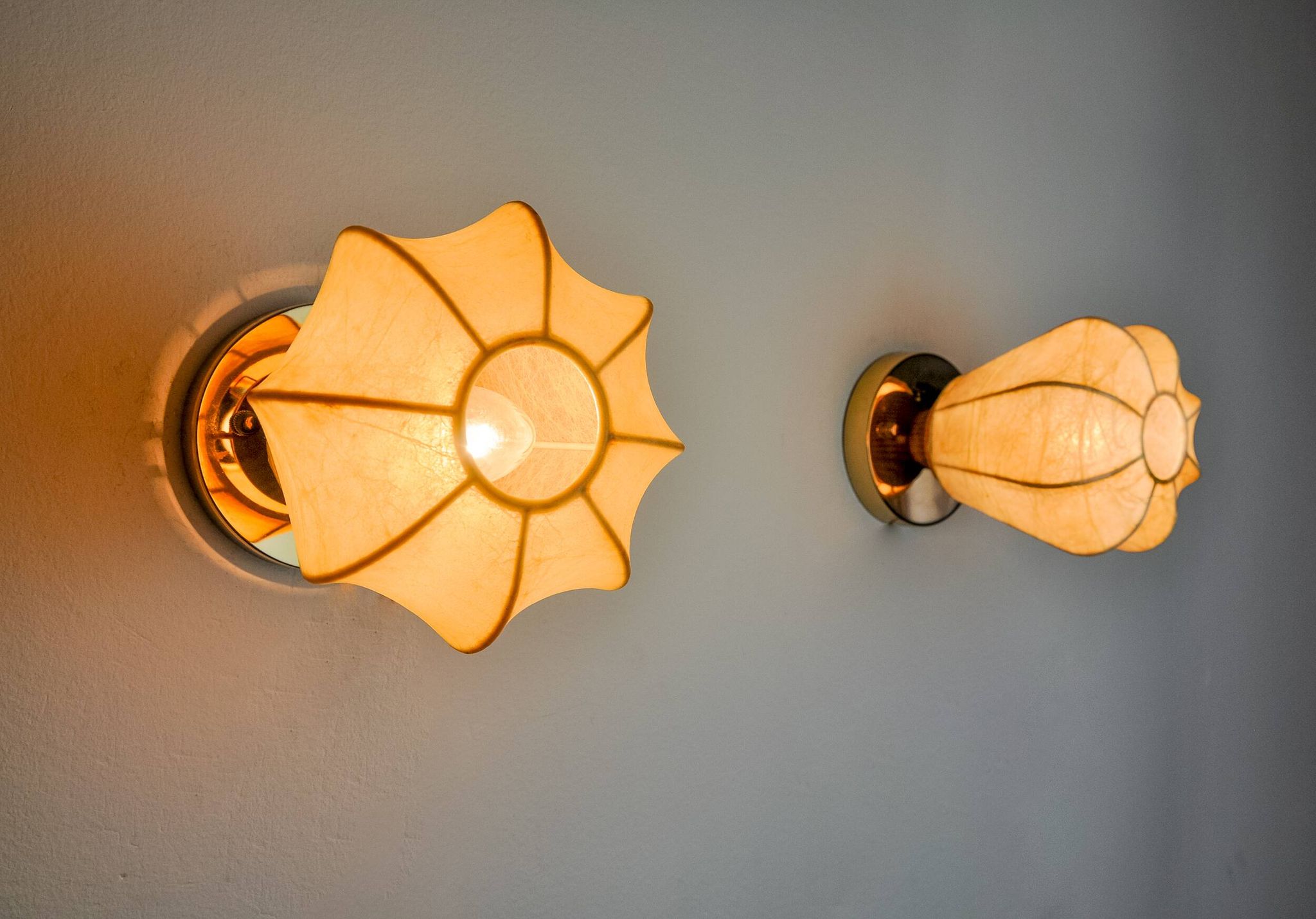 Pair of "cocoon" wall lights, resin and pine, Italy, 1970