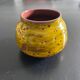 Vase en terre cuite jaune
