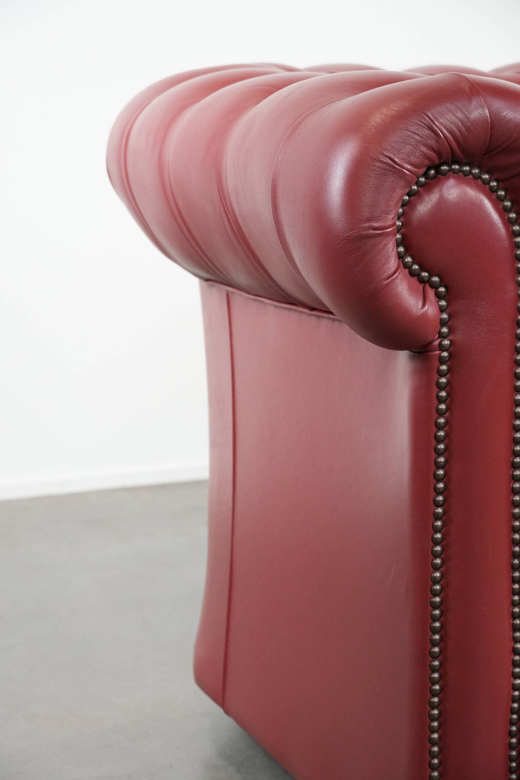 Amazing English cowhide Chesterfield armchair in a stunning red colour