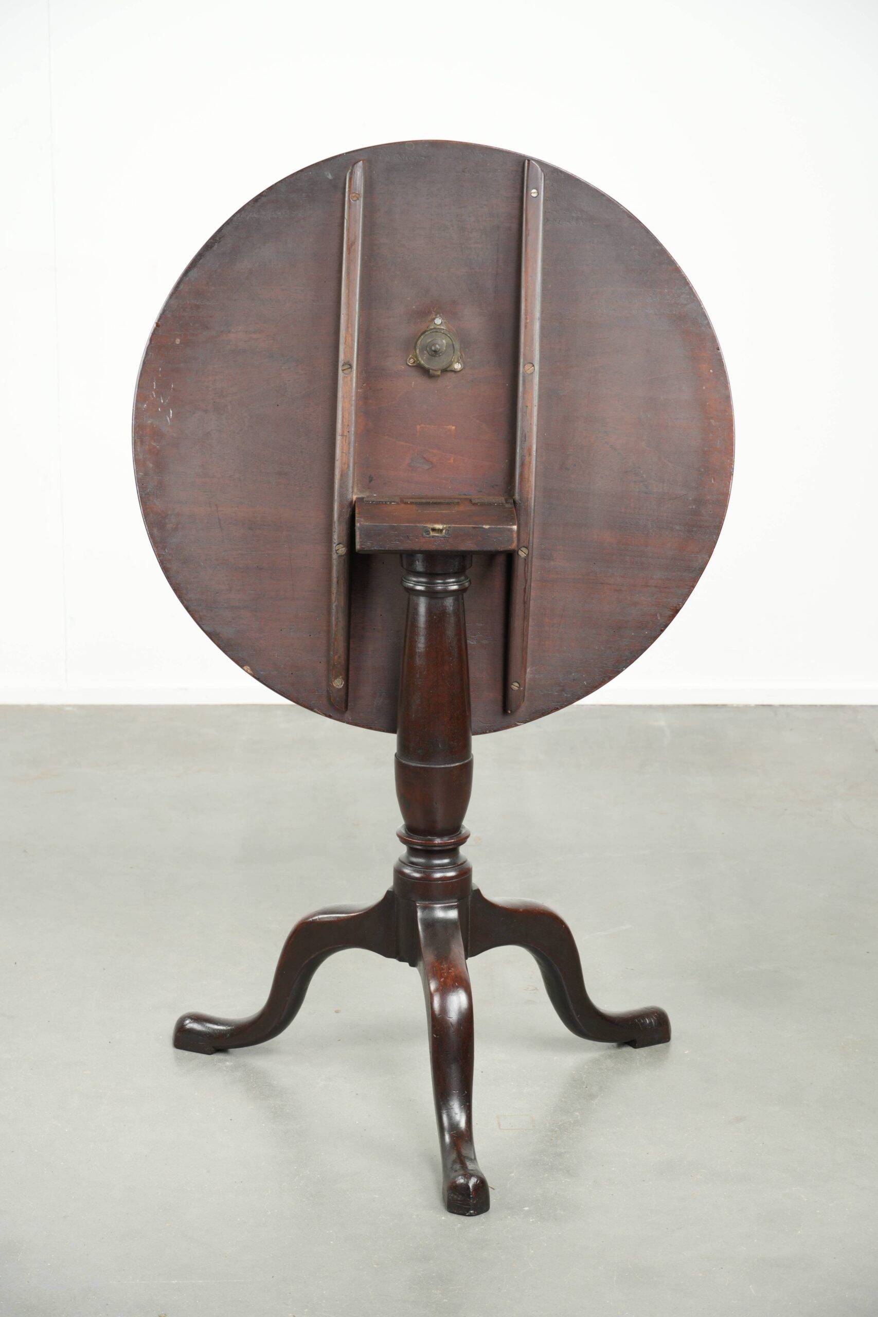 Round antique English tilt-top table/side table from the early 19th century