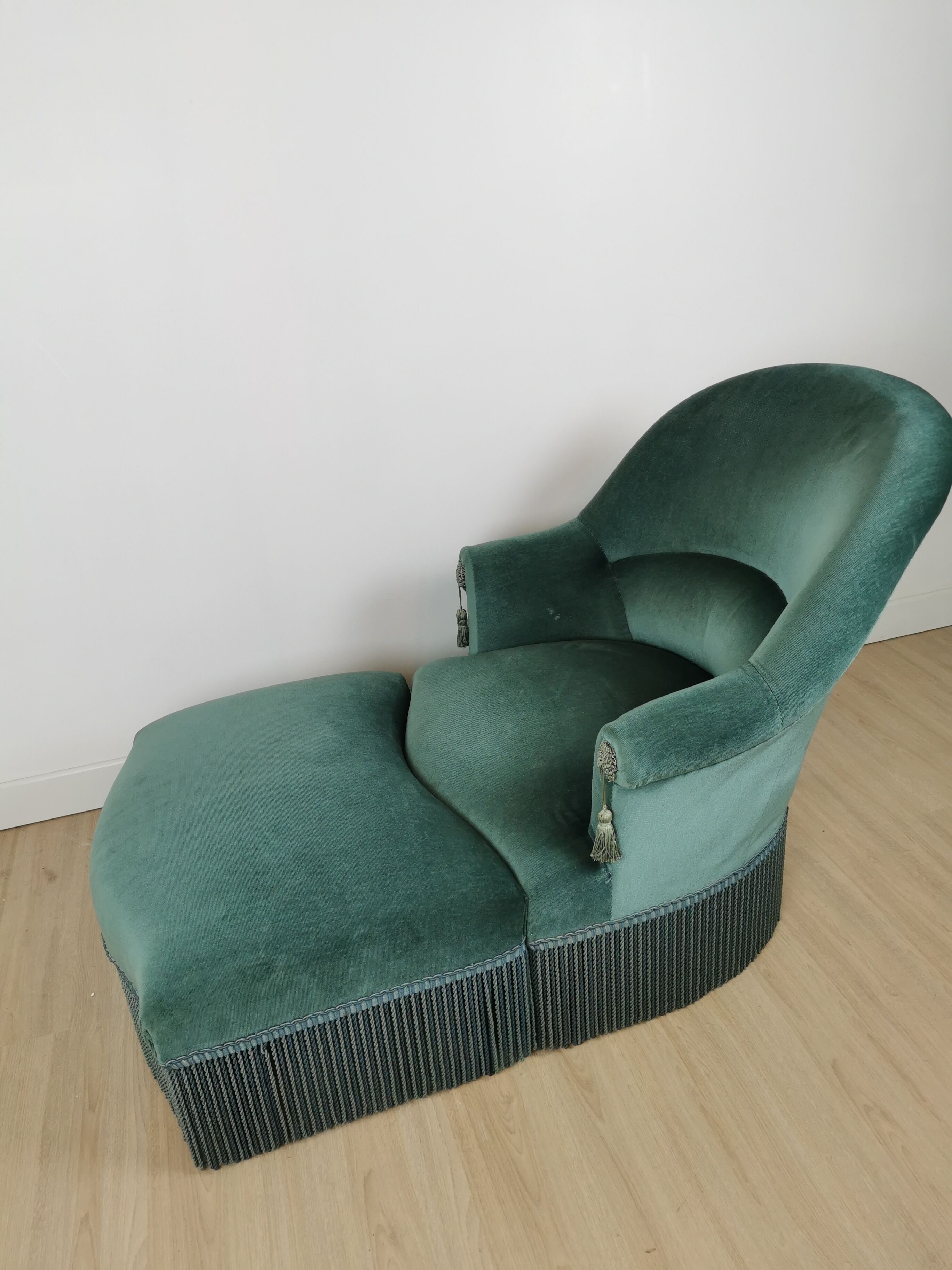 Toad armchair with footrest