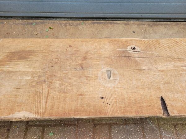 Banc de jardin en fonte de style campagnard français avec vieille planche de bois de grange