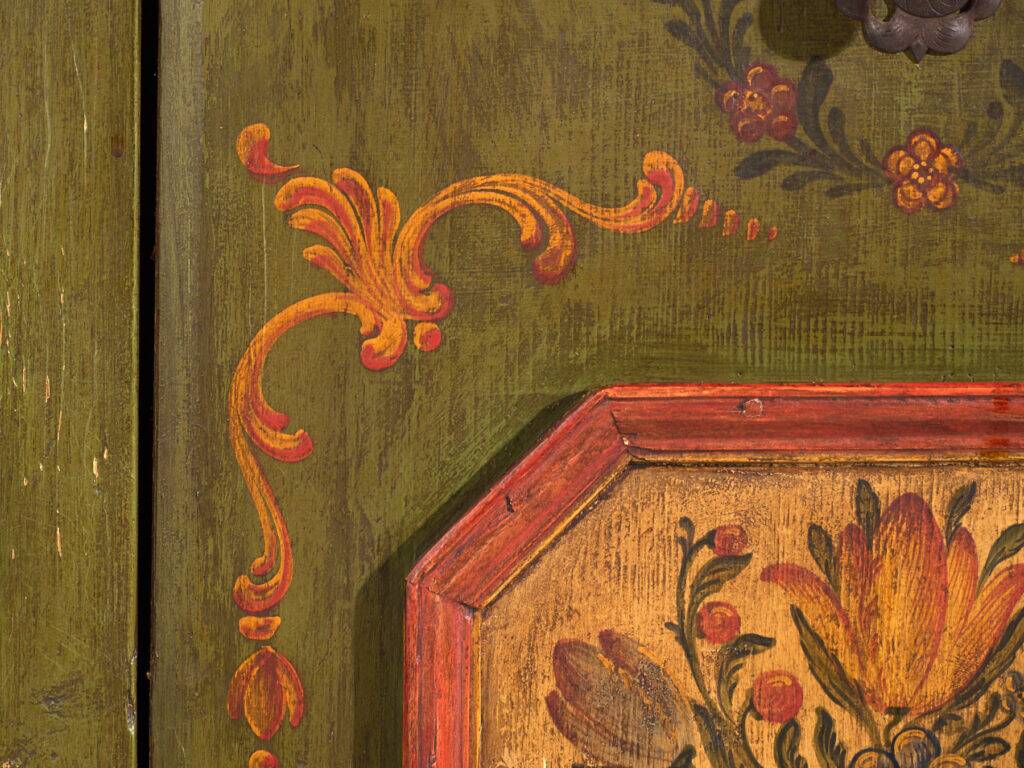 Armoire ancienne peinte en bois de pin – Austrie, 1831