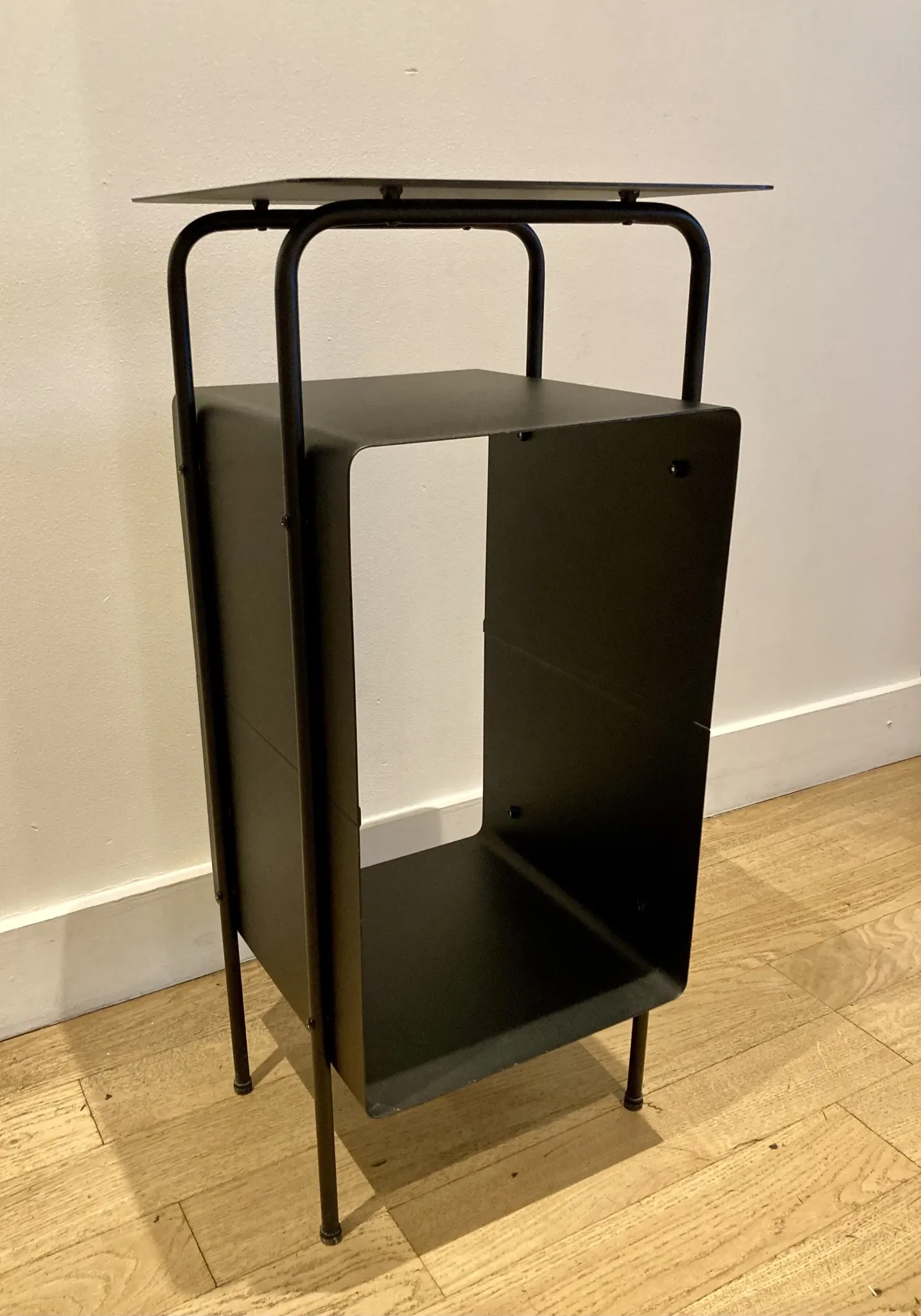 Contemporary bedside table – House Doctor - black