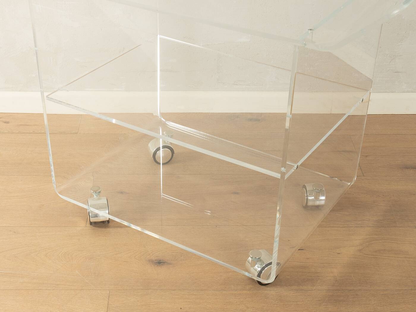 Wonderful side table from the 1960s, high-quality frame and shelf made of transparent acrylic with chrome-plated castors