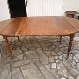 Round extending table in solid walnut, 19th century