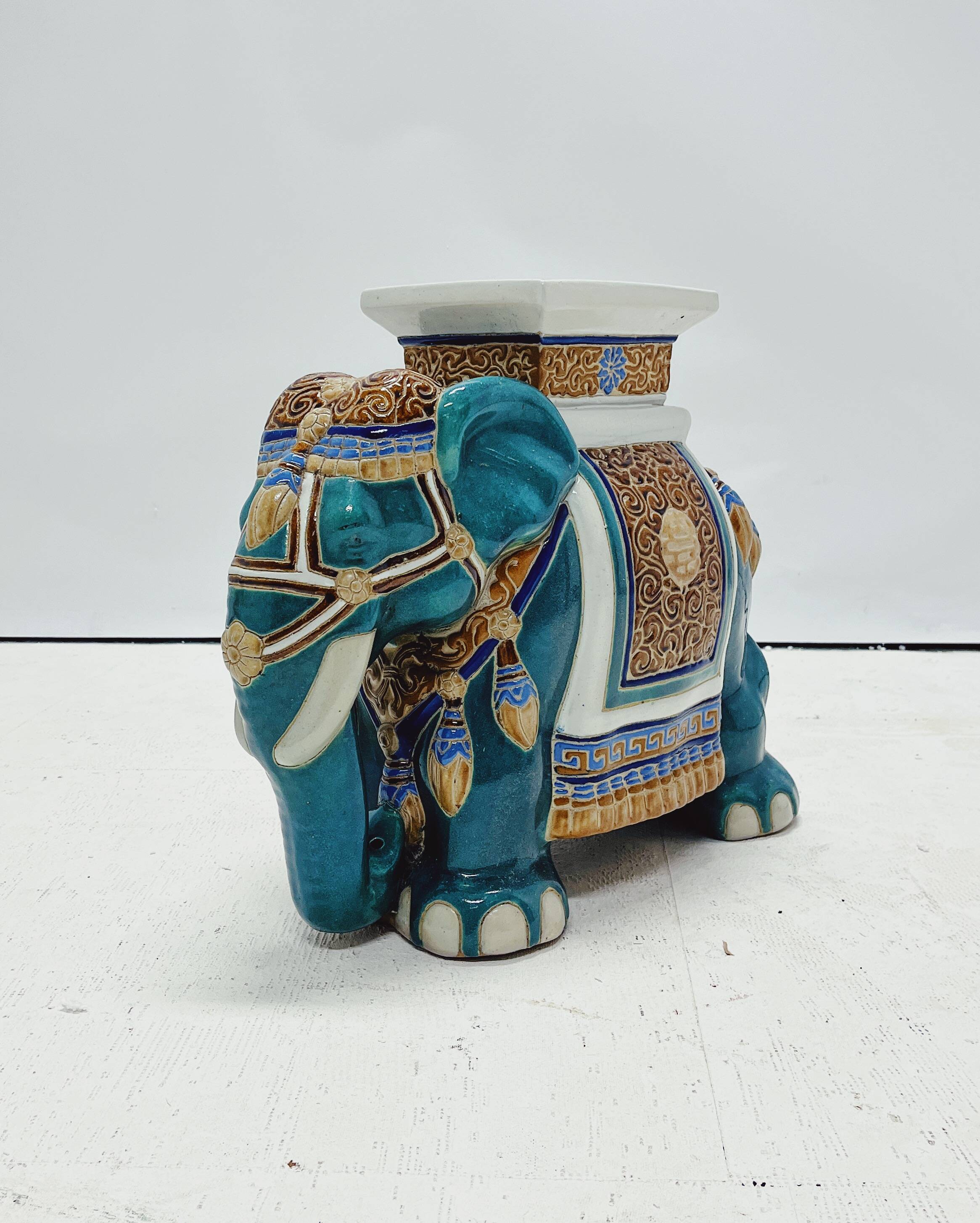 Statue en céramique d'un éléphant indien