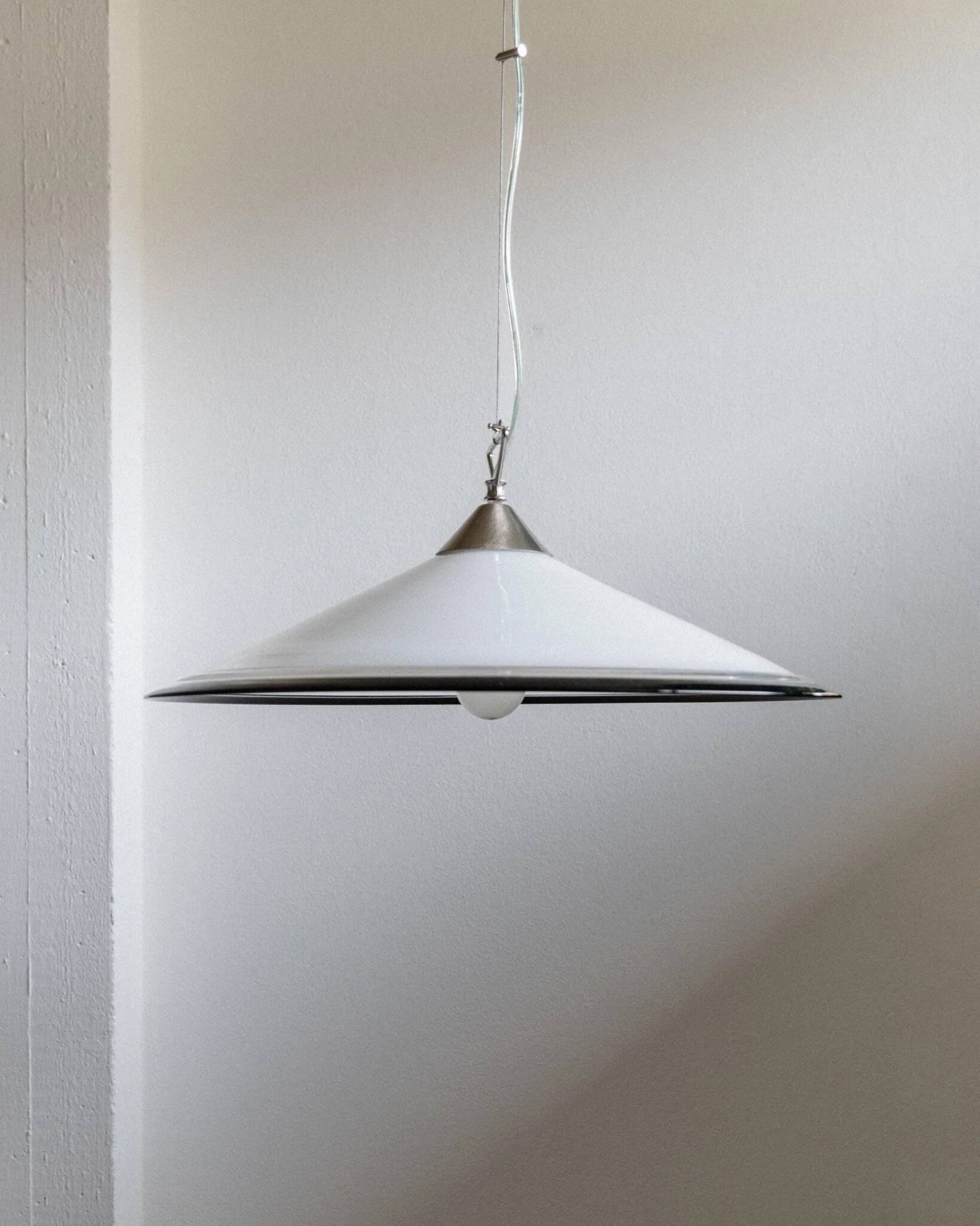 Grand plafonnier vintage en verre de Murano blanc avec bord noir et support en acier inoxydable – lampe suspendue italienne des années 1970