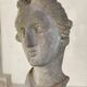 Buste féminin sculpté en pierre