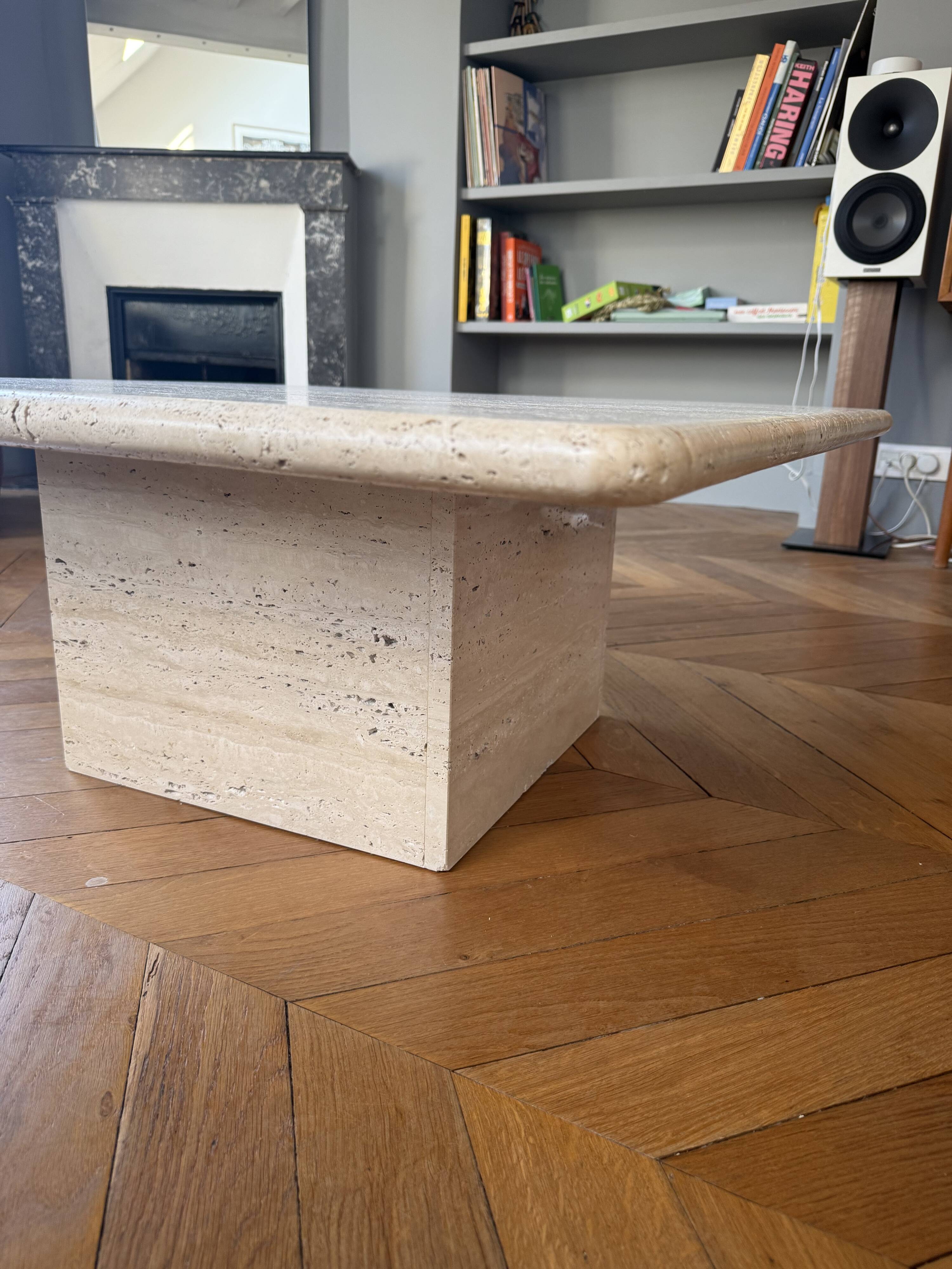 Table basse vintage en travertin – design 70’s