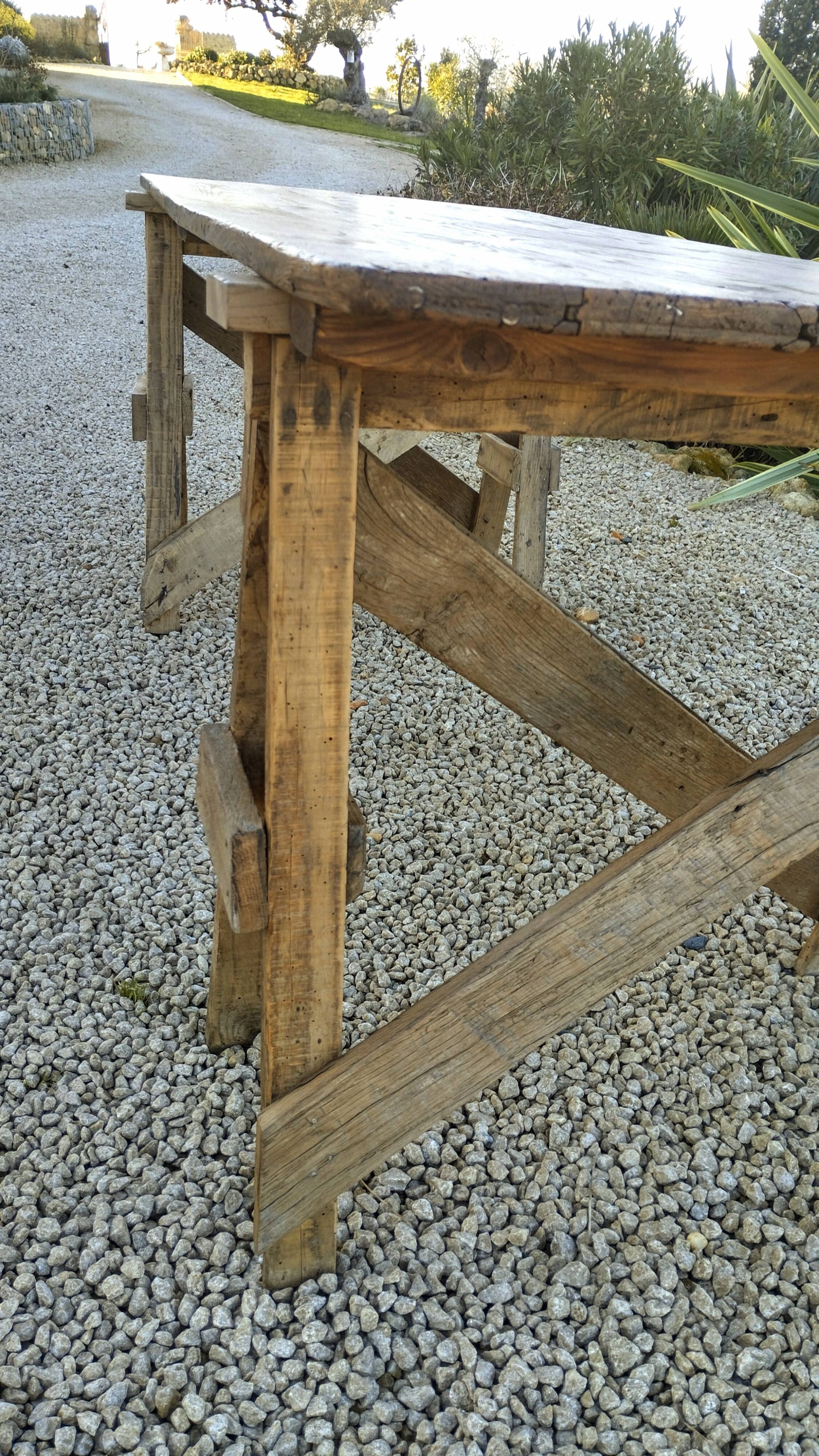 Table de ferme rustique patinée sur de lourds tréteaux
