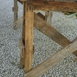Table de ferme rustique patinée sur de lourds tréteaux