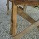 Table de ferme rustique patinée sur de lourds tréteaux