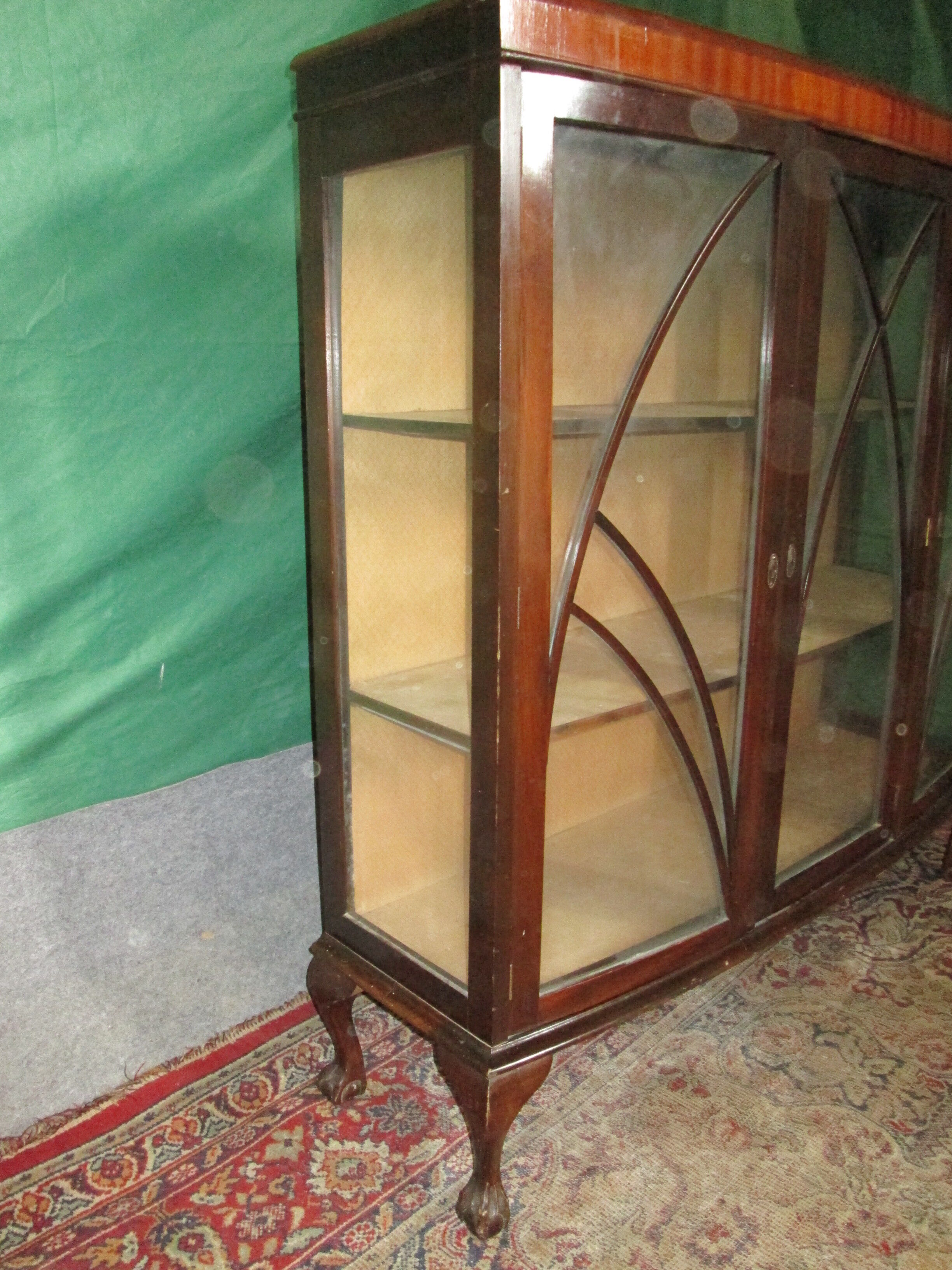 English mahogany showcase from 1920