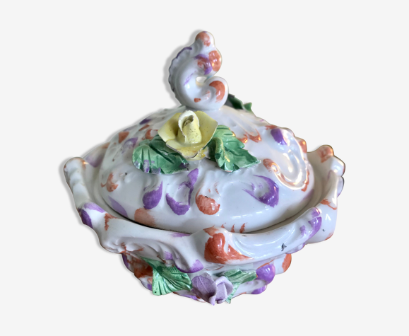 Bonbonnière rétro avec roses en relief