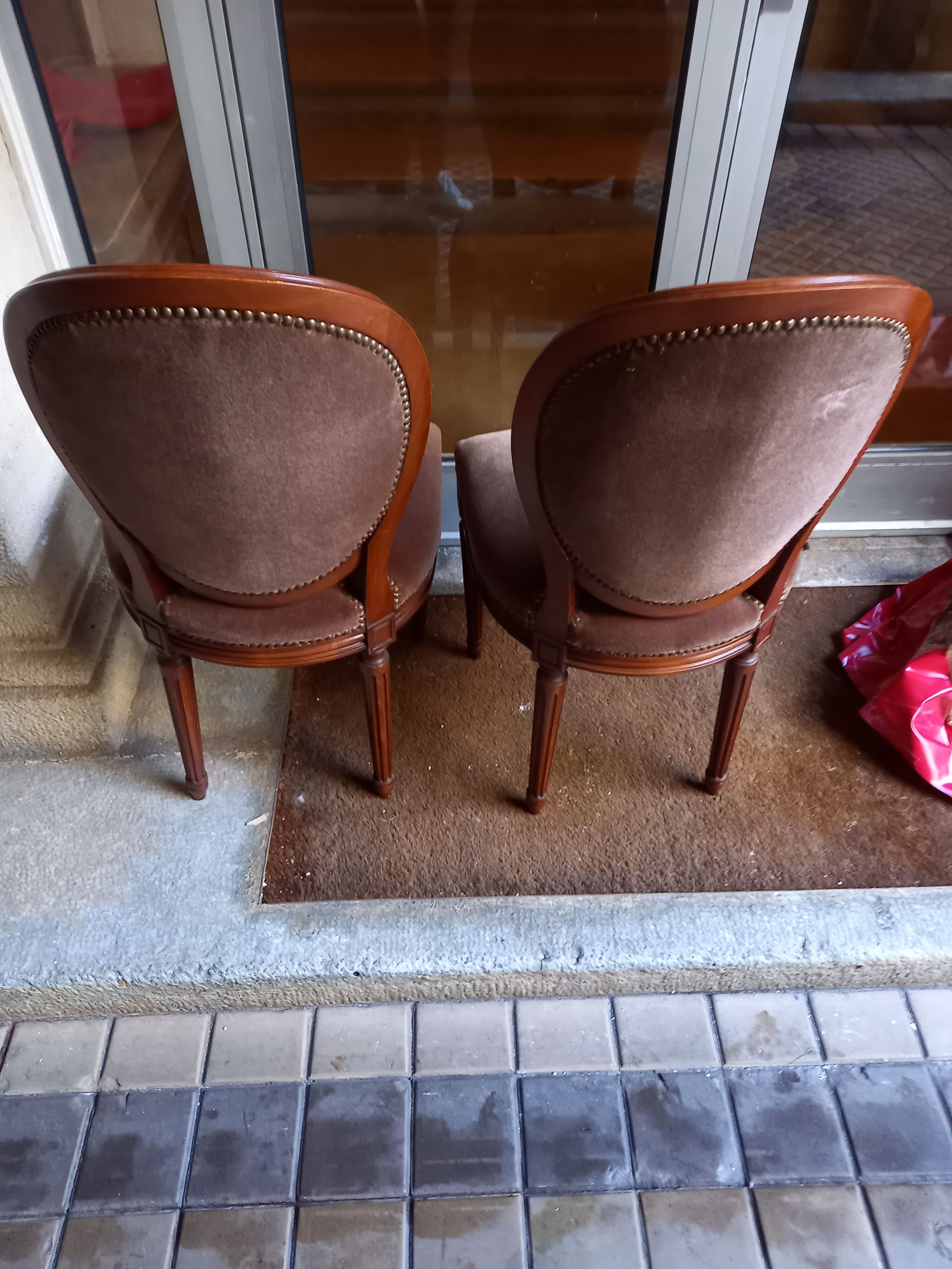 Set of 2 brown medallion chairs