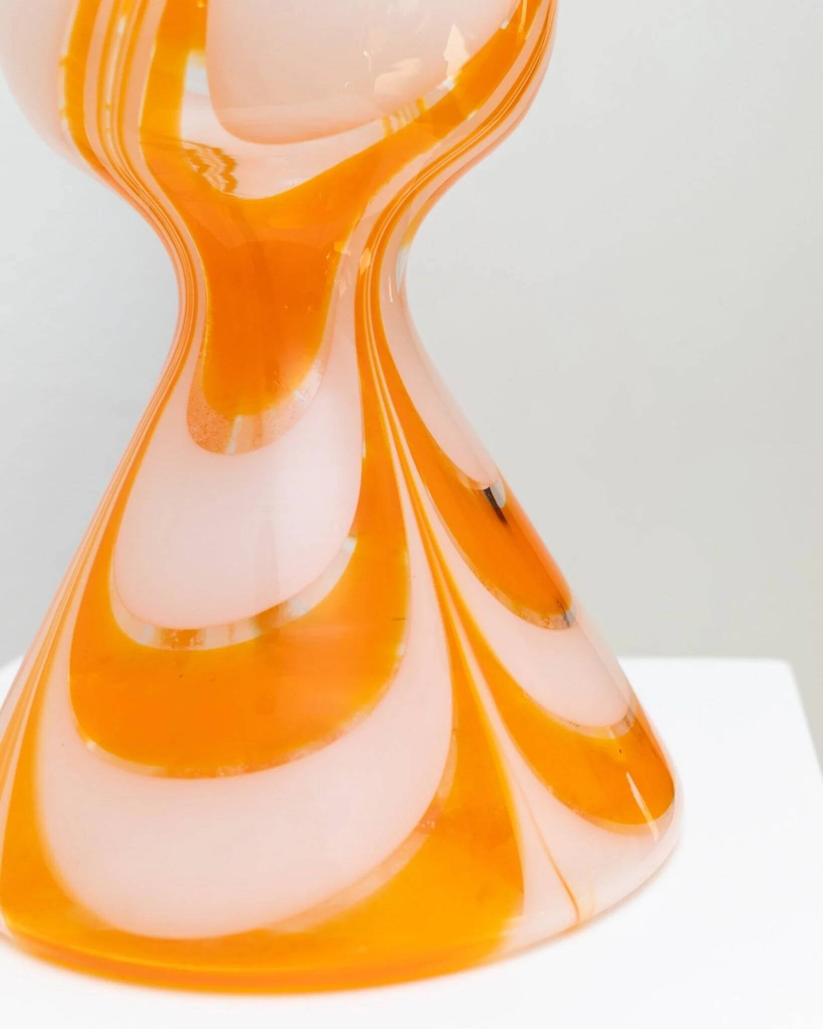 Vase en verre de Murano XL avec tourbillon orange et blanc - Verre soufflé à la bouche, design des années 1970 à Venise.