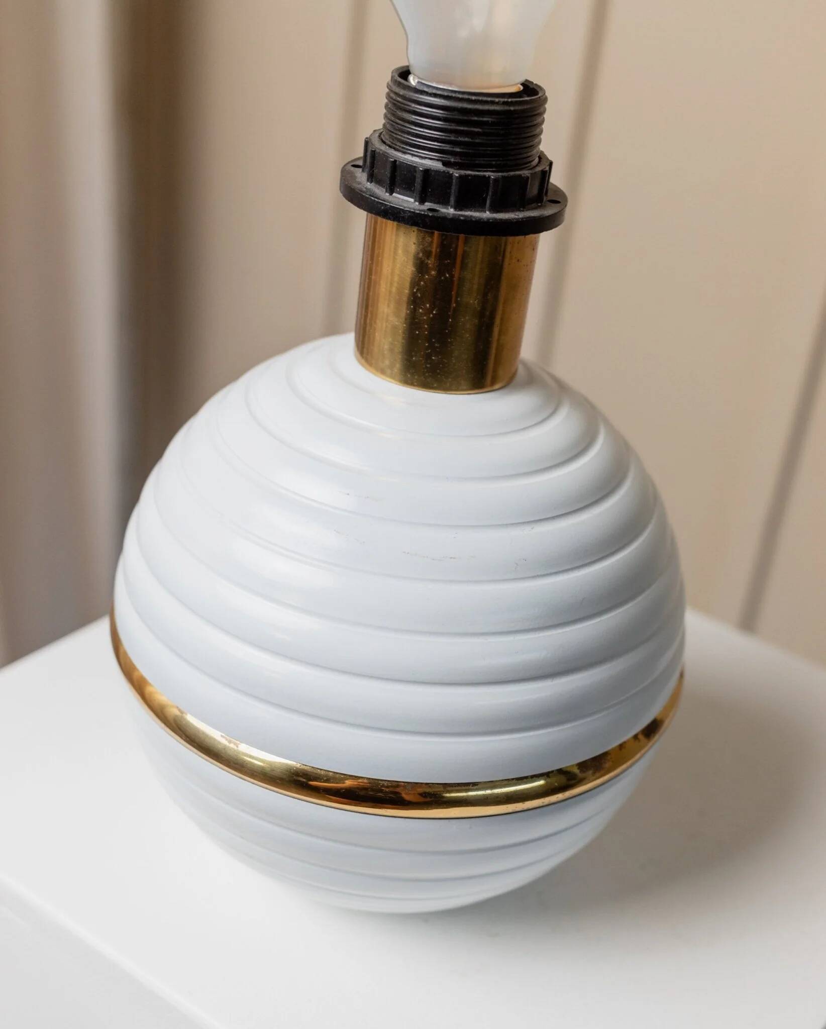 White Ceramic Table Lamp with Gold Band, Italy 1980s – Hollywood Regency Vintage