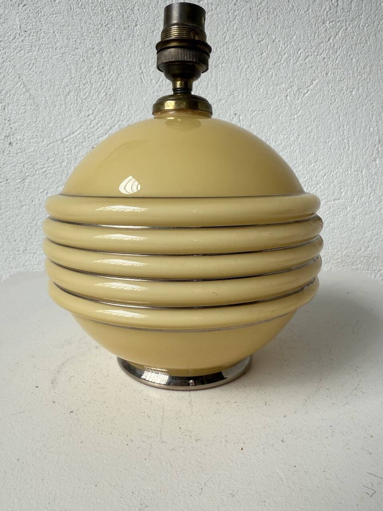Lampe de table opaline Art Déco tchécoslovaquie