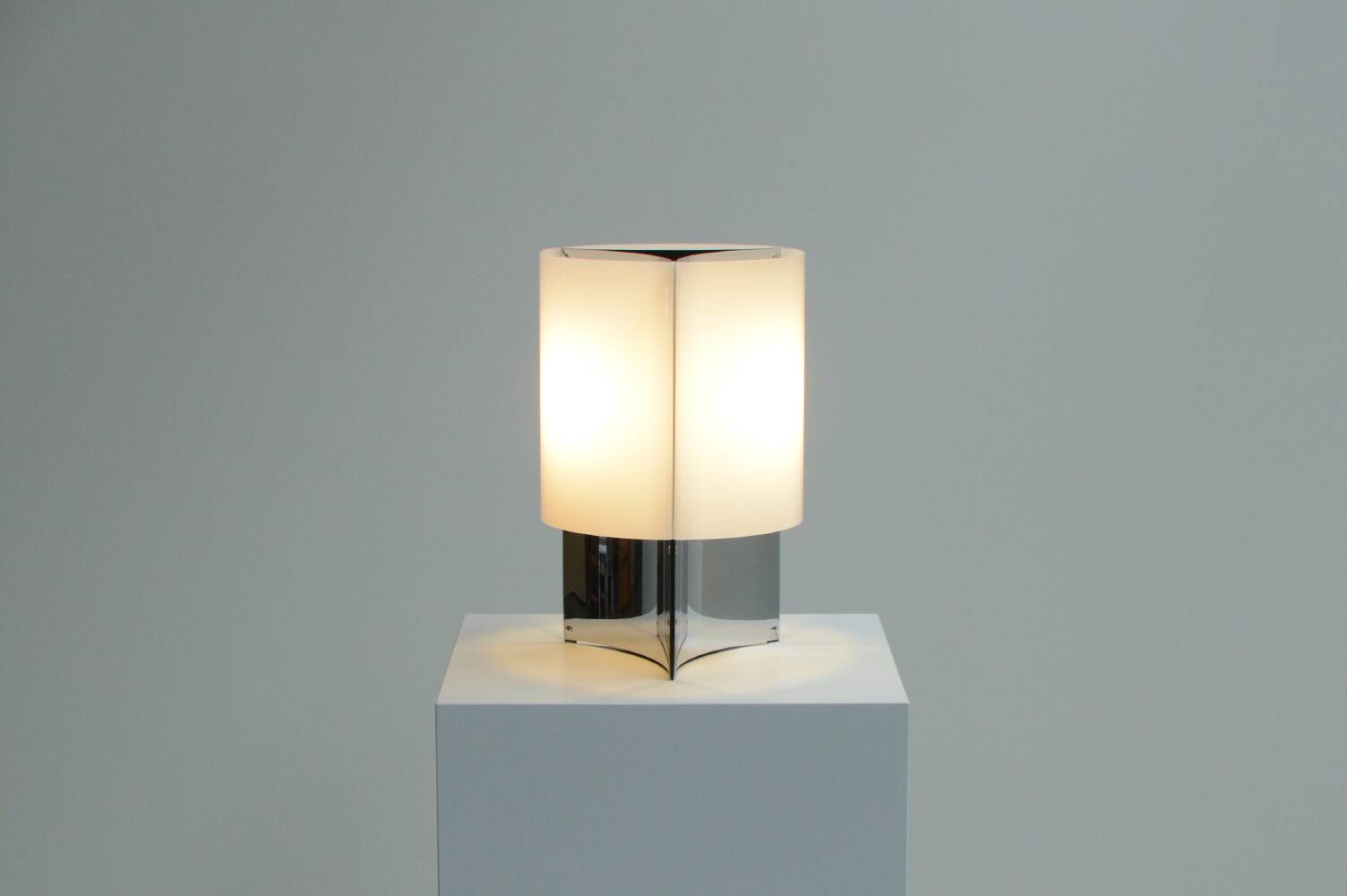 Model 526/p table lamp by Massimo Vignelli for Arteluce, 1960s Italy.