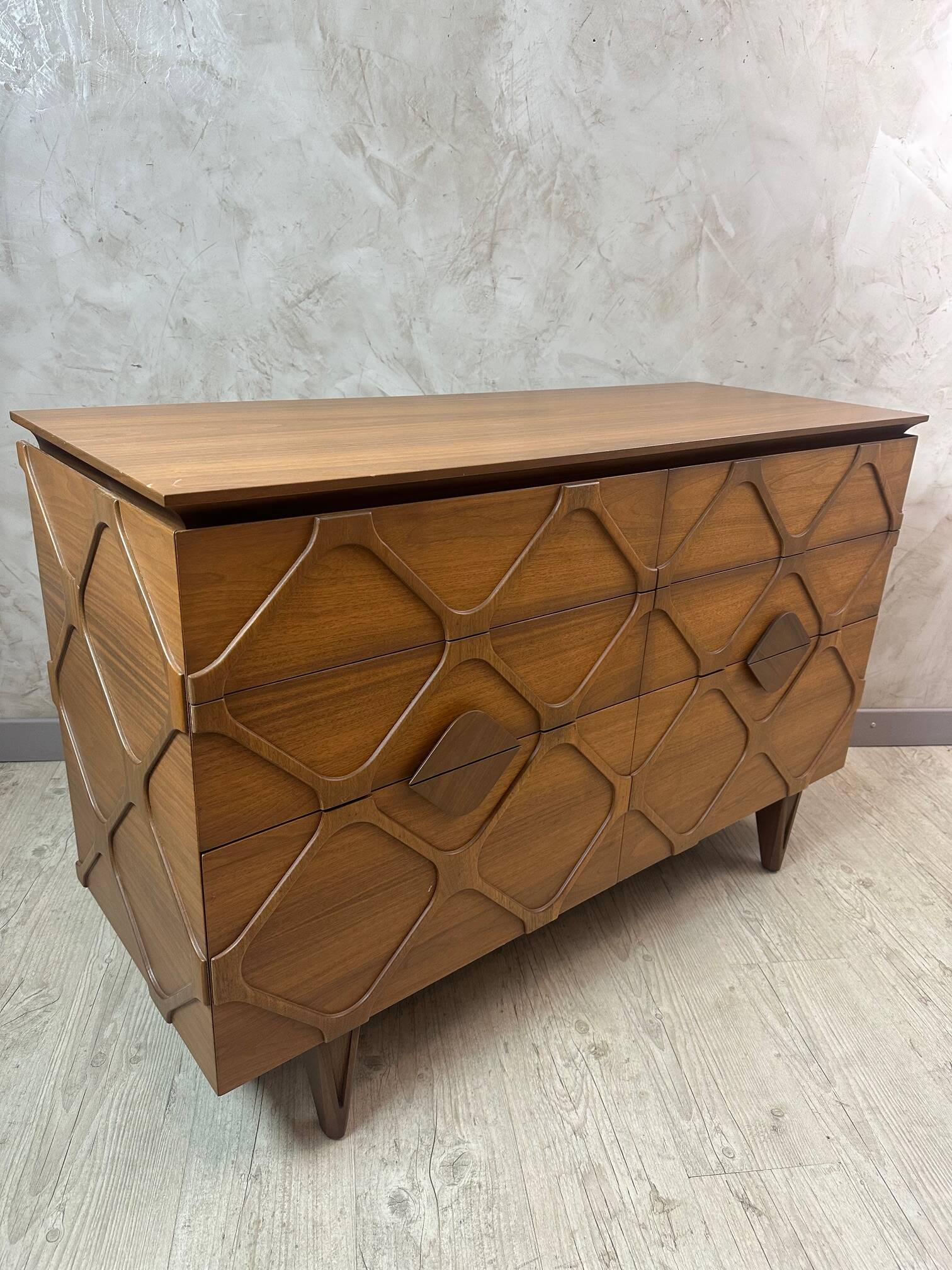 Contemporary chest of drawers