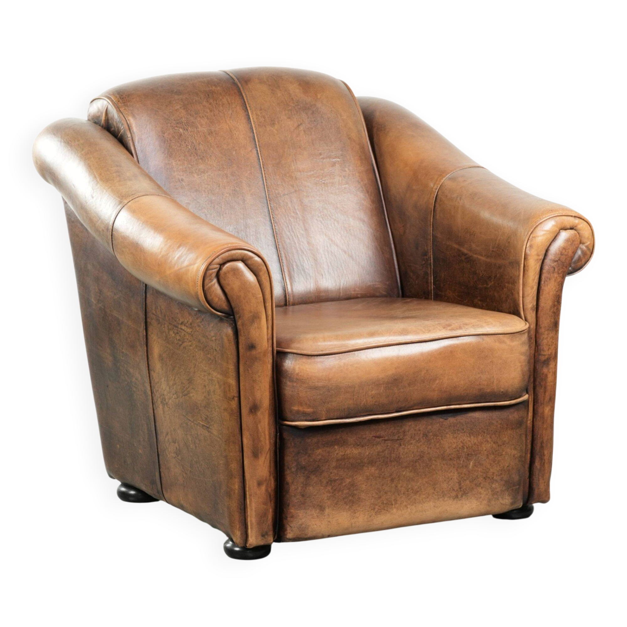 Fauteuil en peau de mouton magnifiquement conçu et confortable, avec un look intemporel et une finition de passepoil assortie.