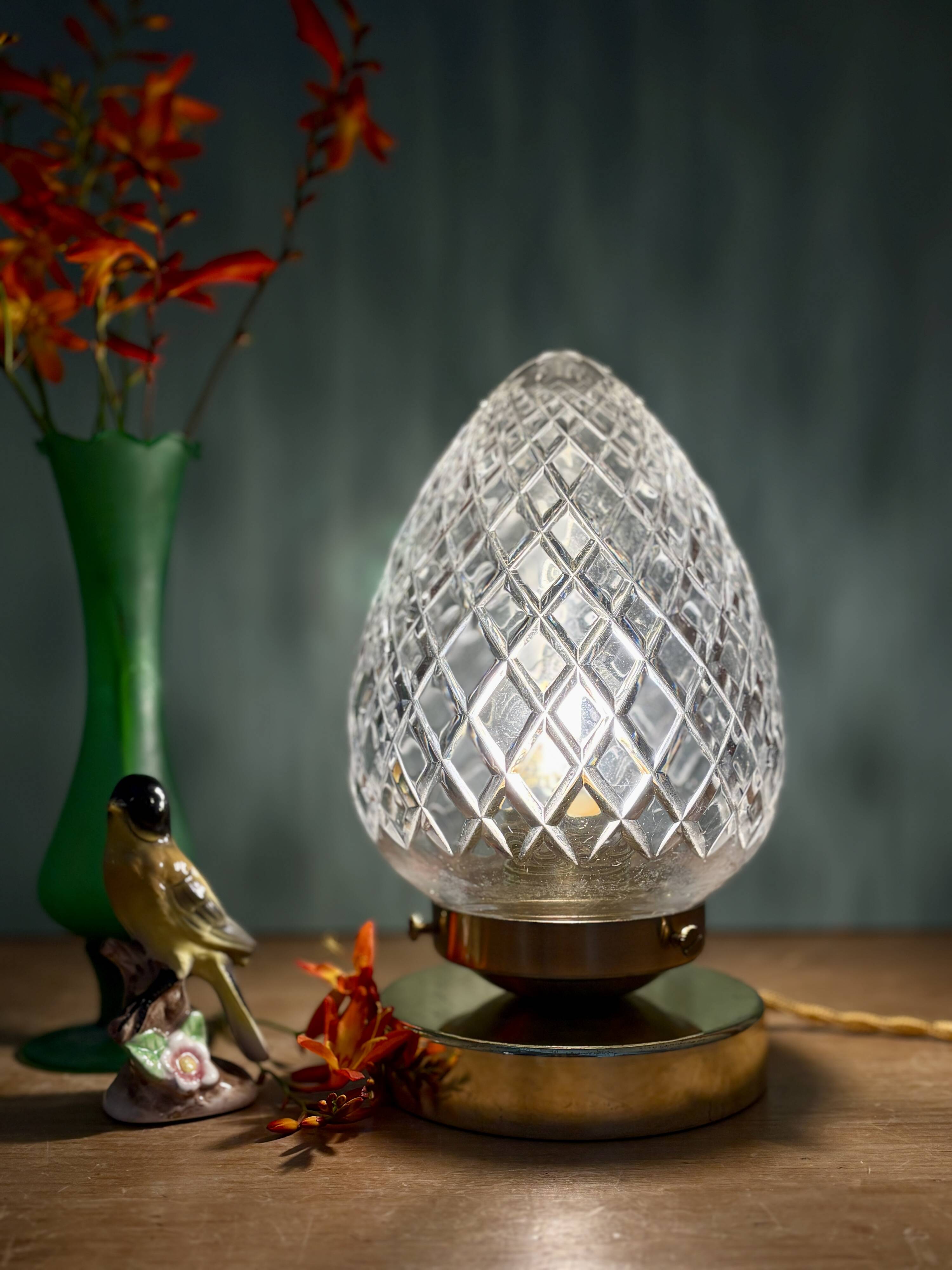 Lampe à poser globe vintage en verre ciselé