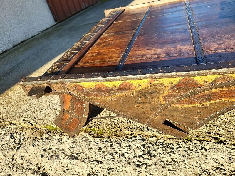 Coffee table elephant saddle in metal and copper wood