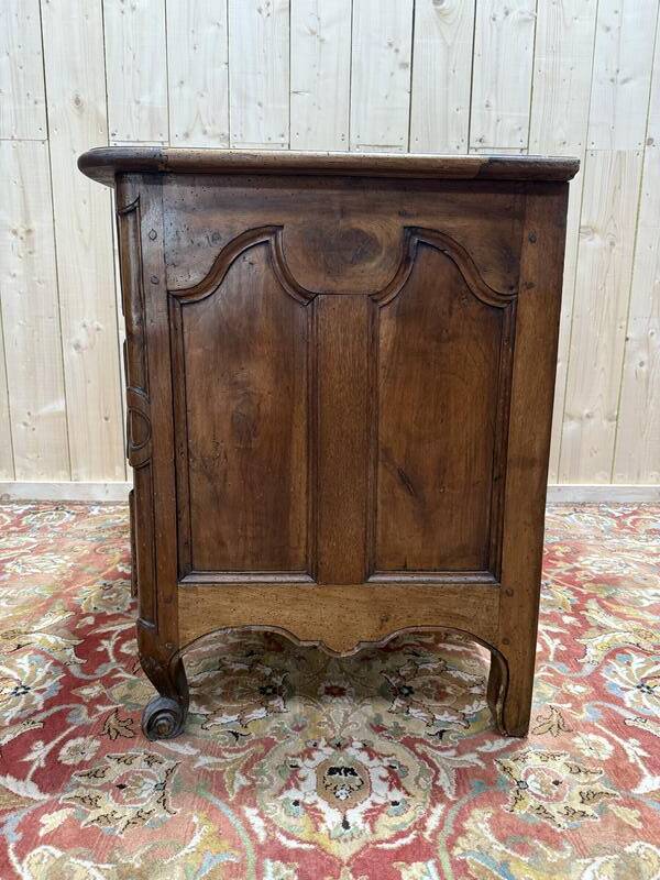 Commode époque Louis XV en noyer massif à poignée coquilles sculptées
