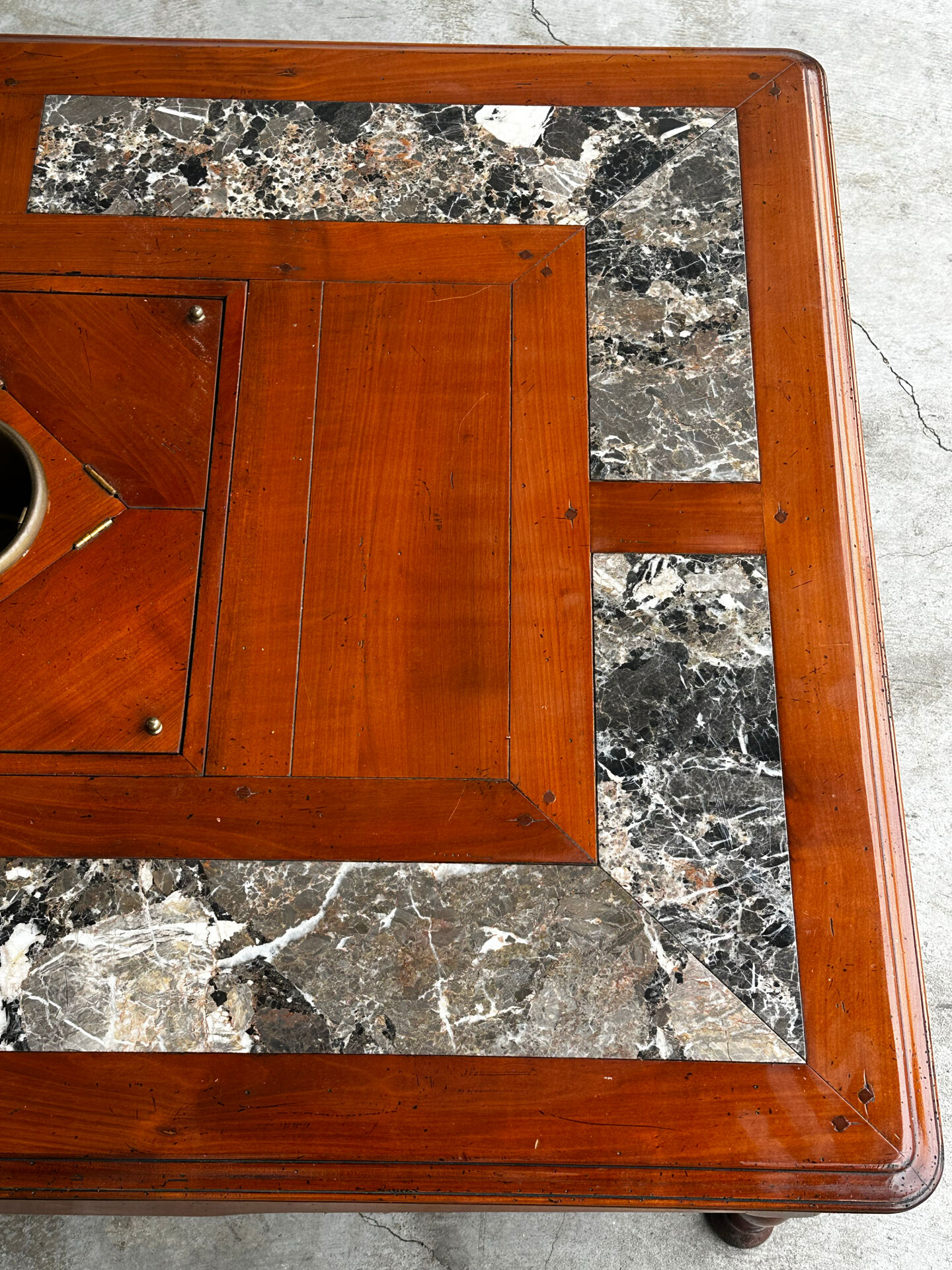 Table basse Robert Tissot en merisier massif, marbre et rafraîchissoir, années 70