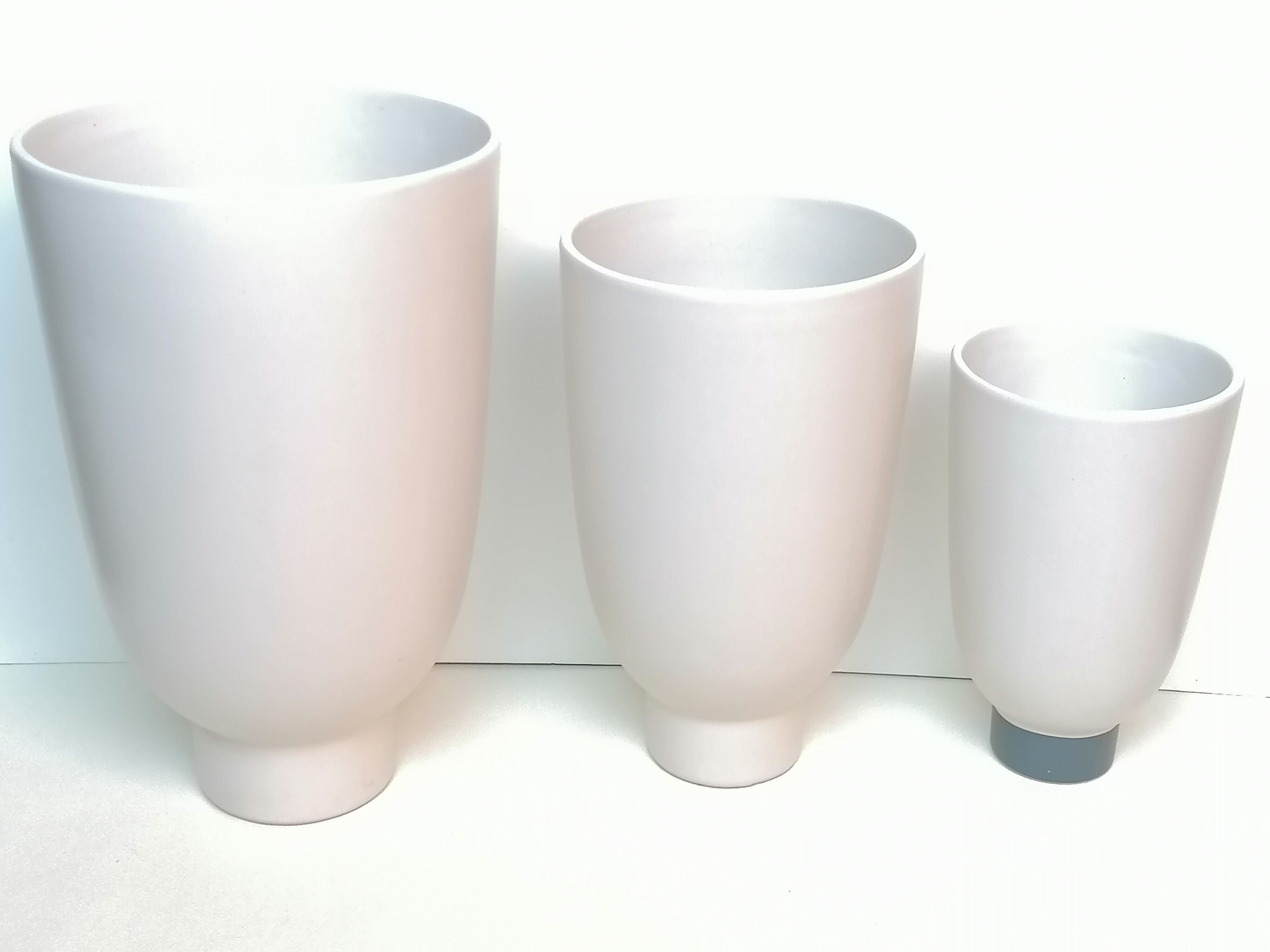 3 Nesting vases in fine pottery