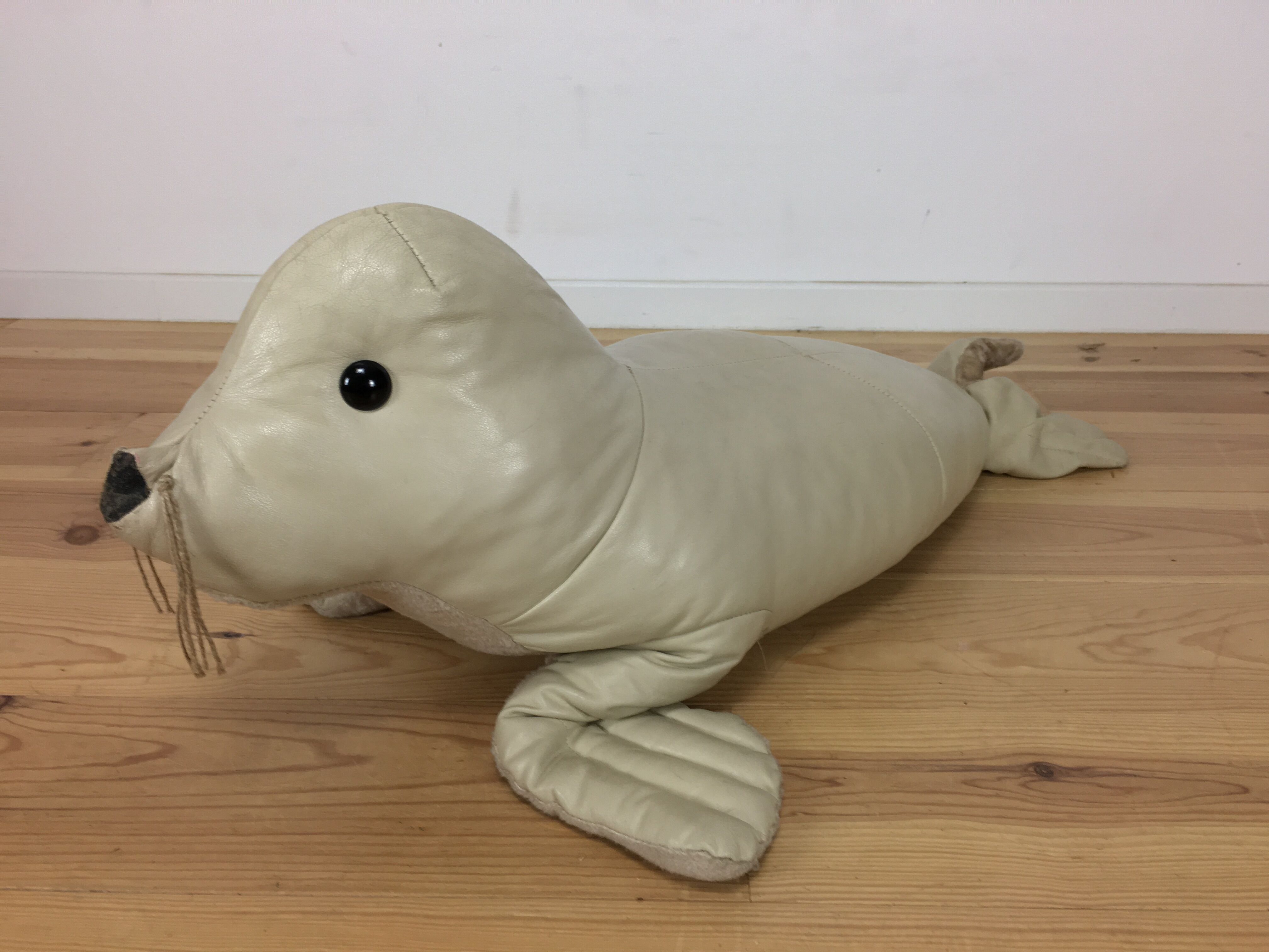 Omersa seal, white leather foot rest