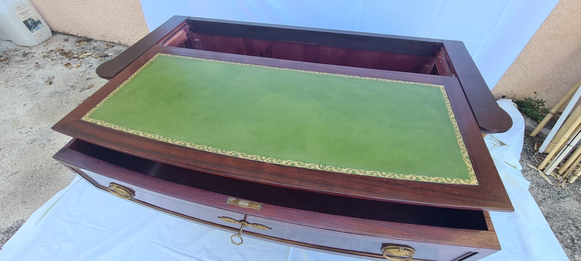 Commode style Louis XVI placage en acajou