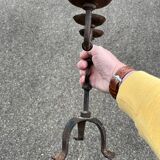 Paire d’anciens bougeoirs en fer forgé brutaliste pique cierge