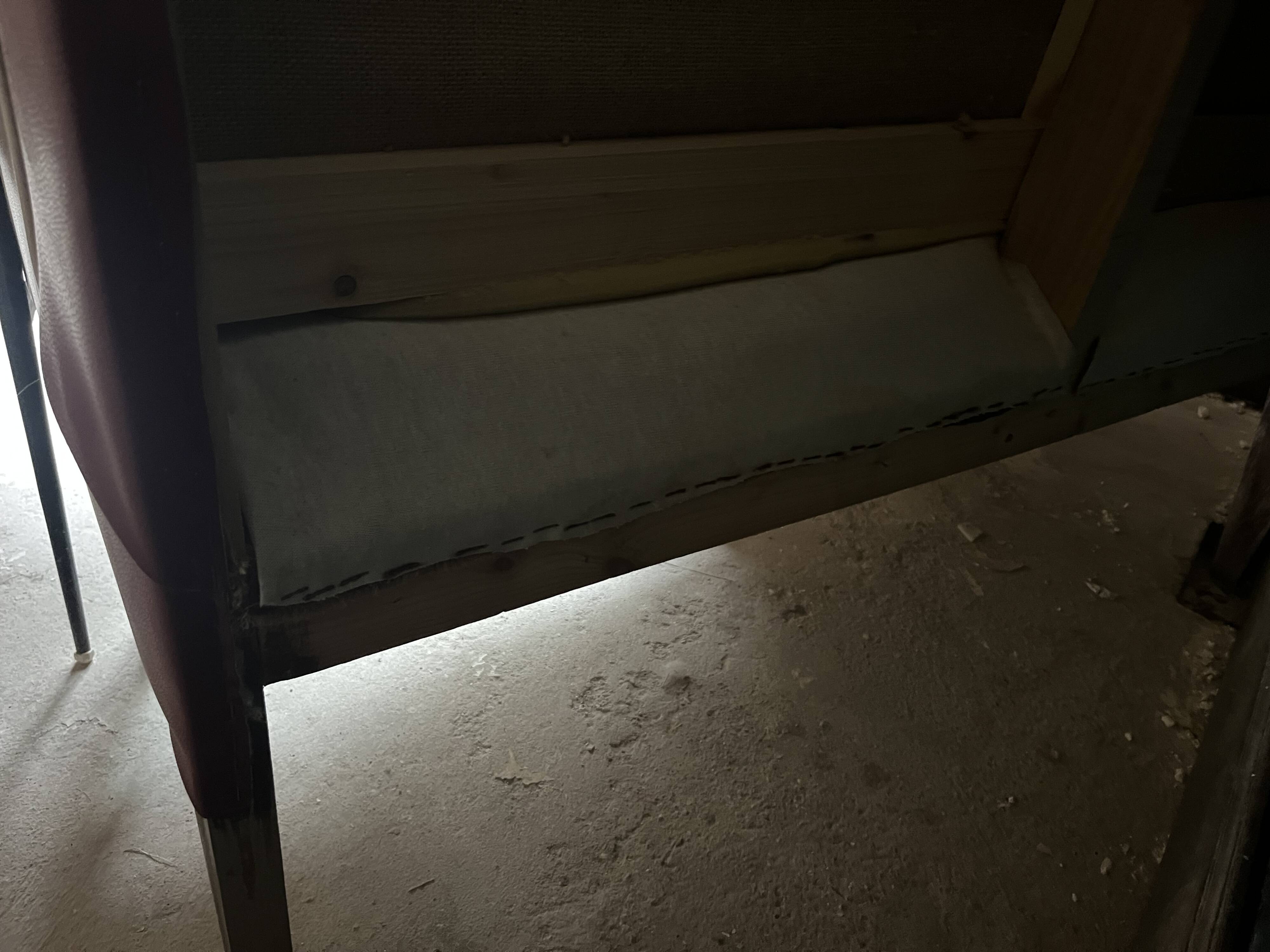 Restaurant-style bench in Bordeaux faux leather.