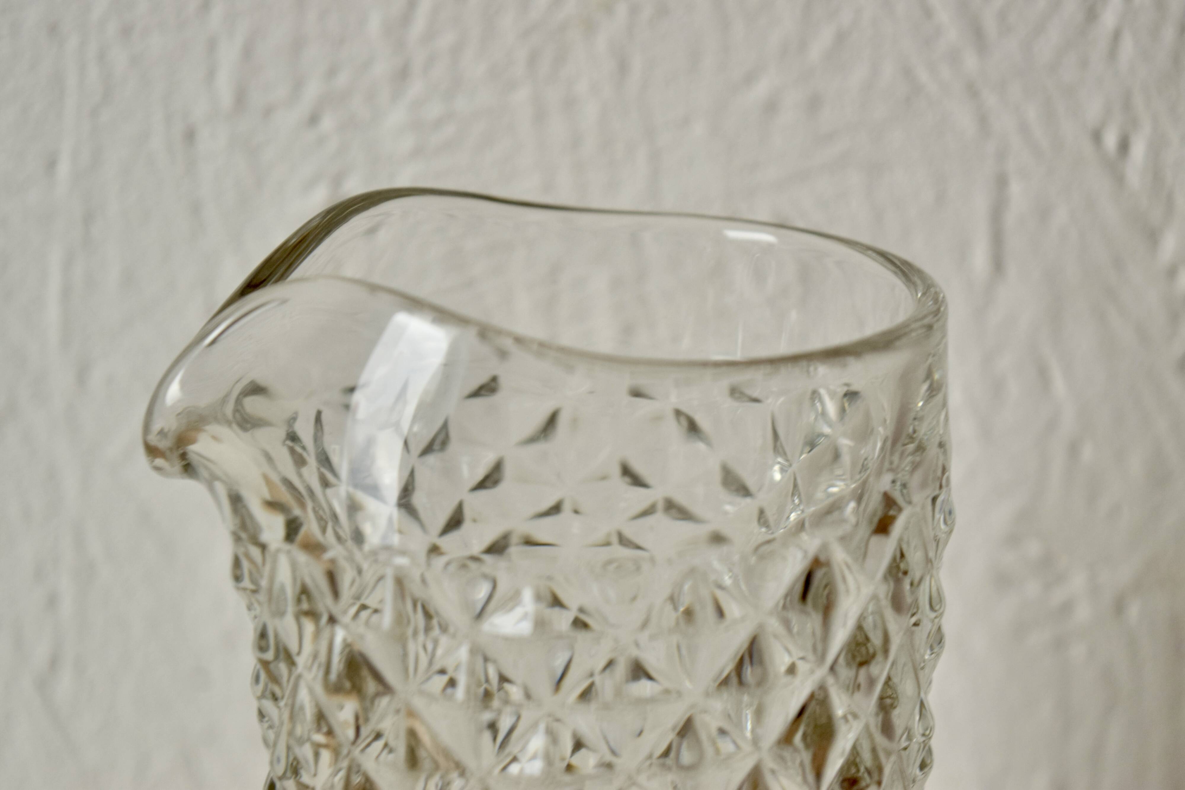 Carafe en verre moulé vintage