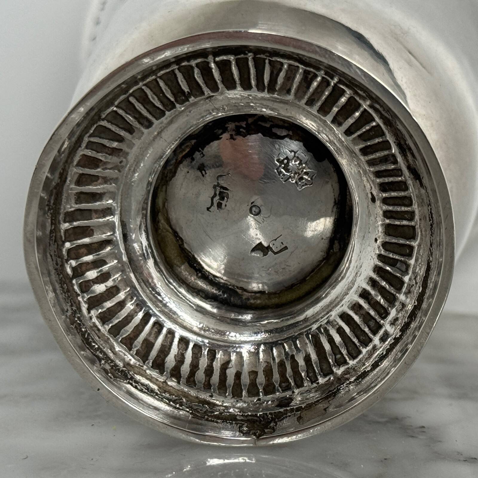 Timbale en argent XVIIIe poinçon fermiers généraux pied godronné