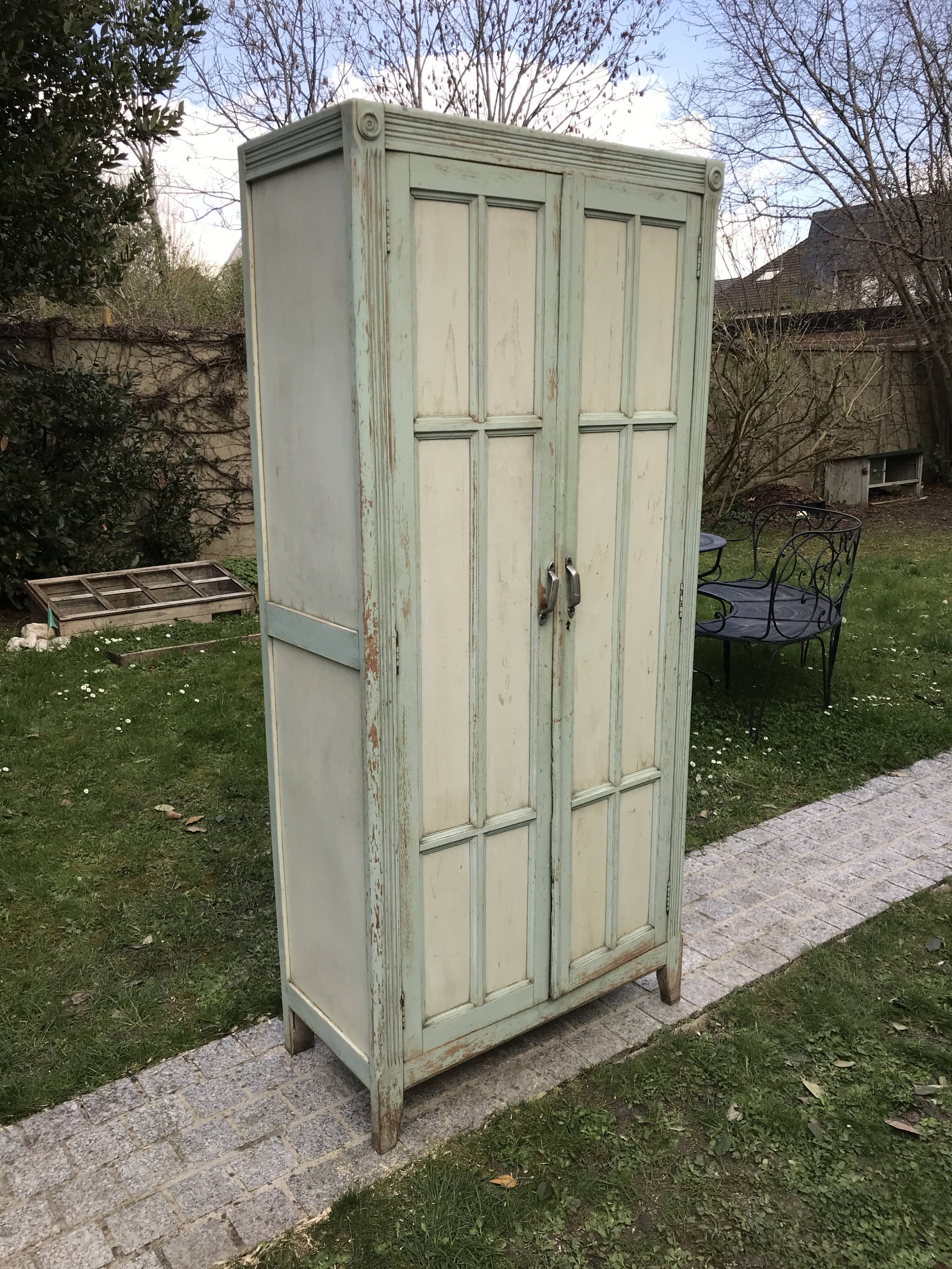 Armoire parisienne verte à panneaux vintage 1940/1950