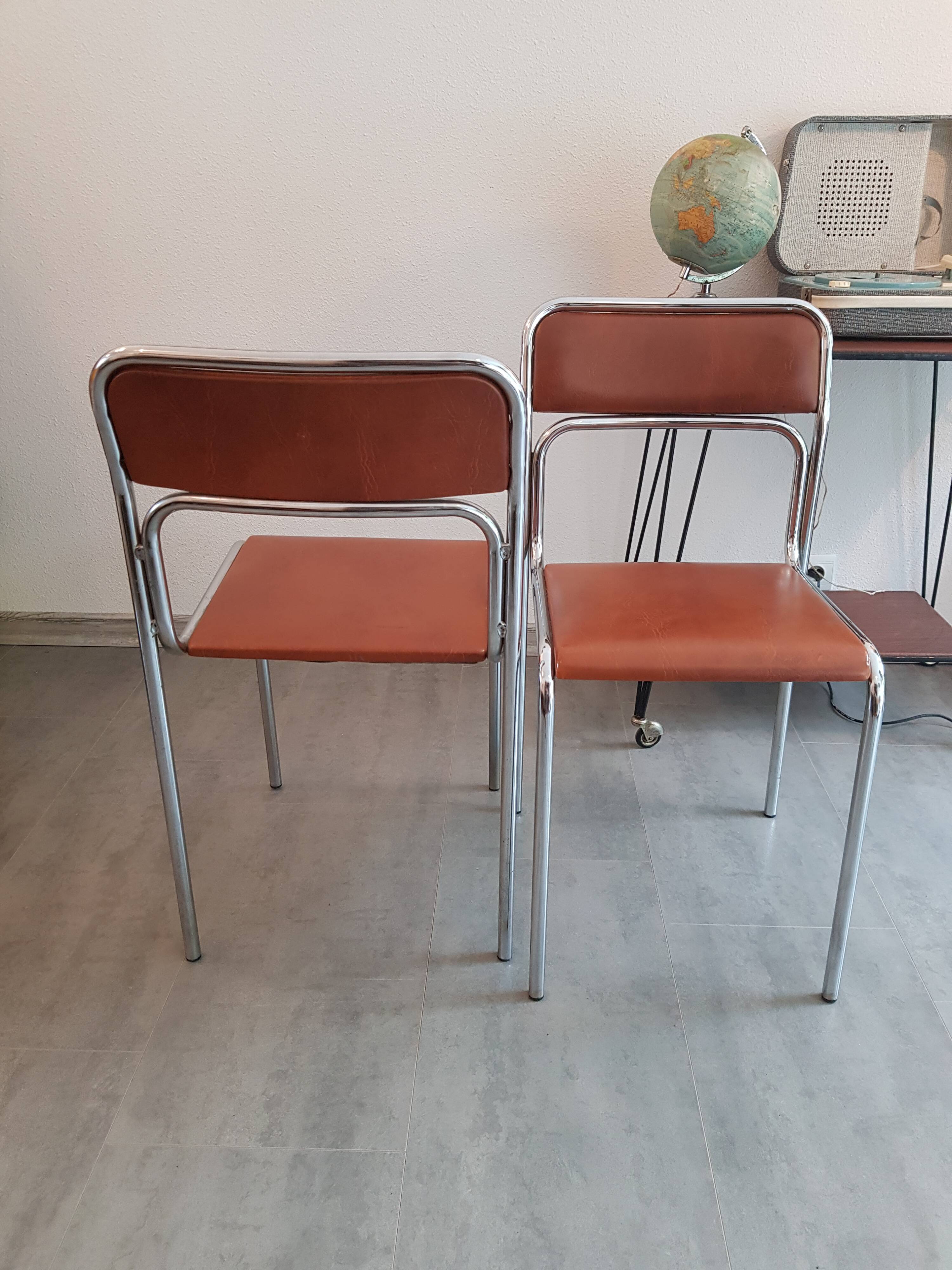 Paire de chaises chrome et skaï seventies