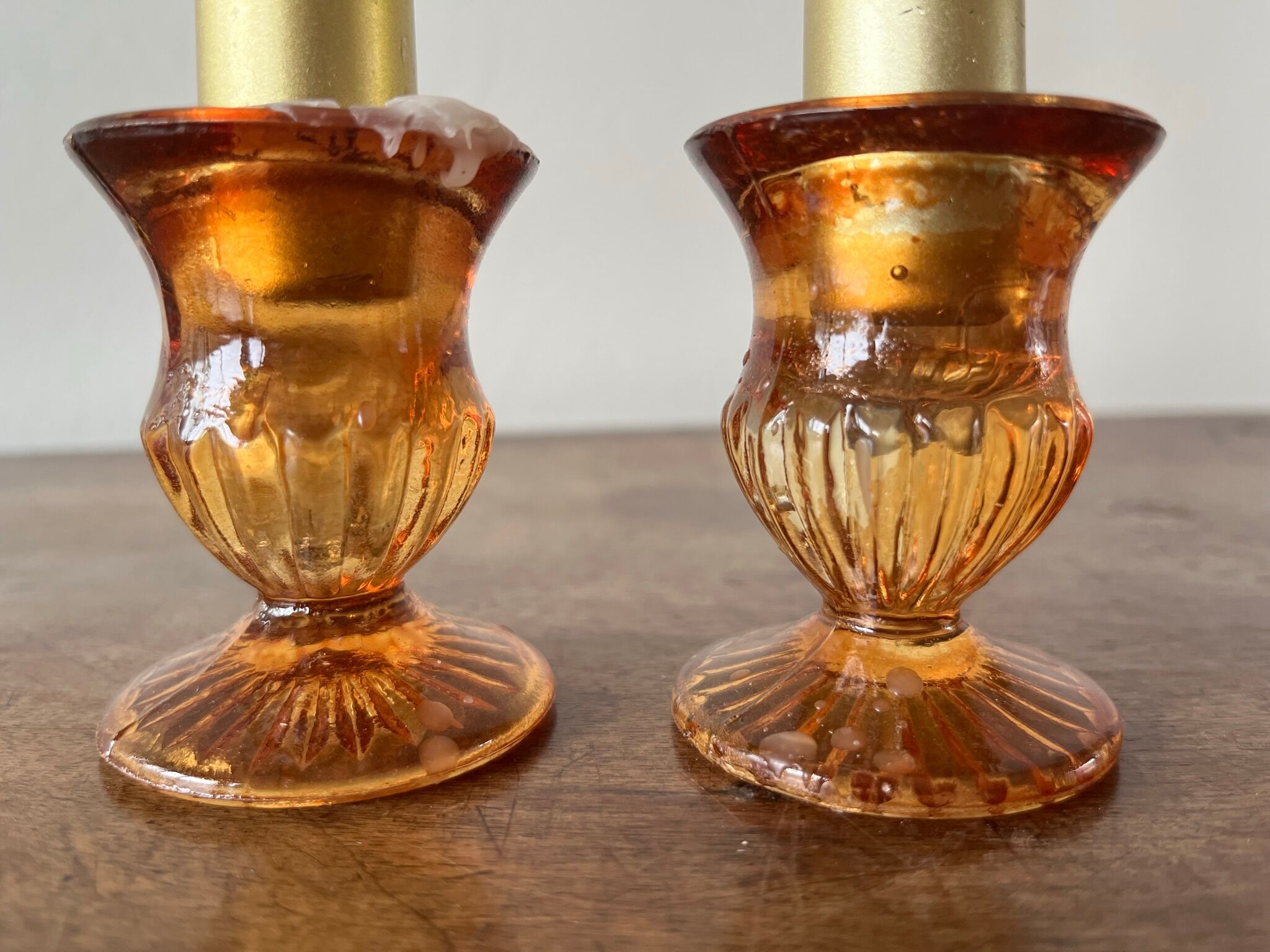 Set of 2 glass candle holders with candles