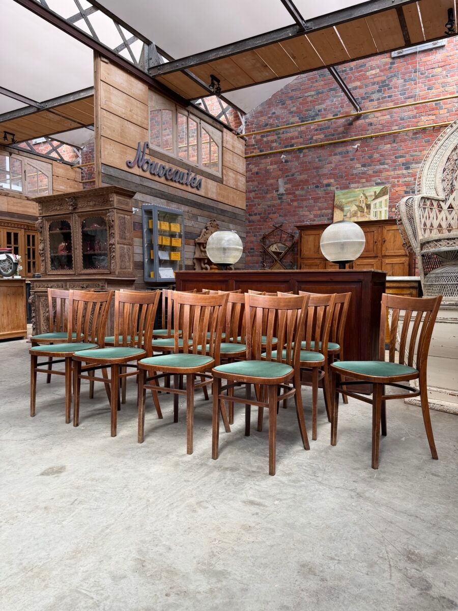 Suite de 14 chaises de bistrot
