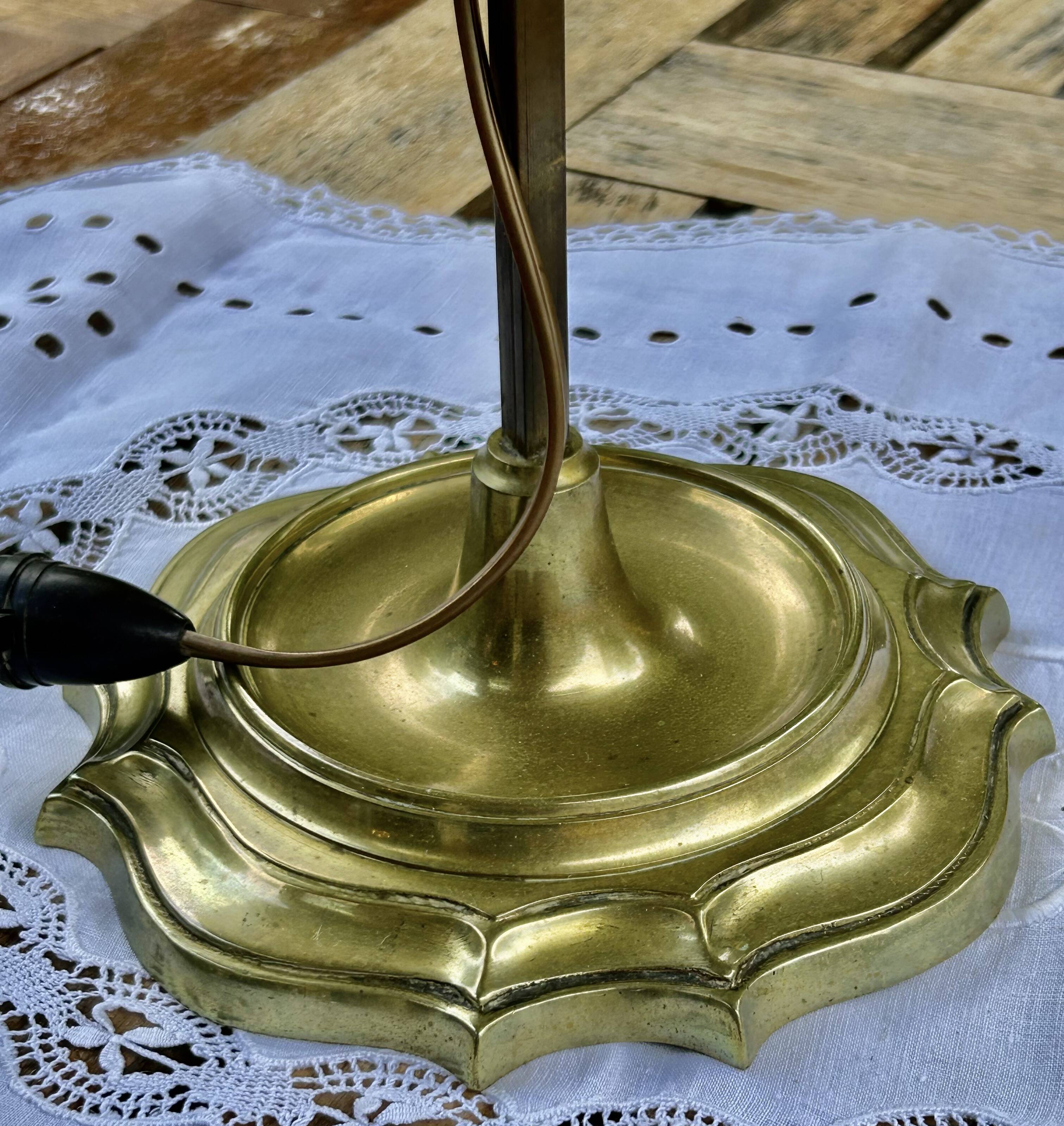 Bronze-gilt bouillotte lamp XIXth century with a tin shade featuring Japonese decoration.