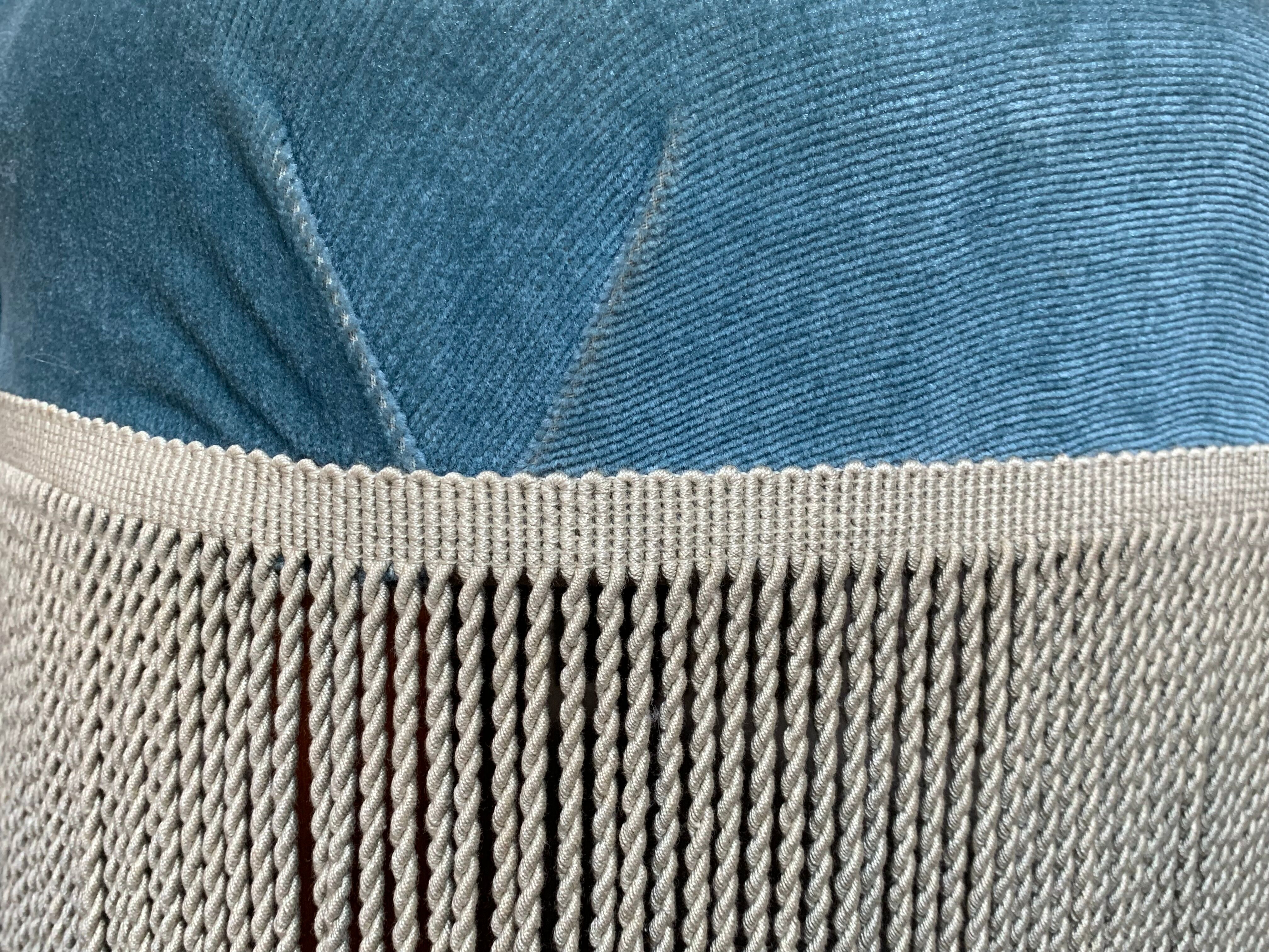 Paire de fauteuils crapaud velours bleu 1970