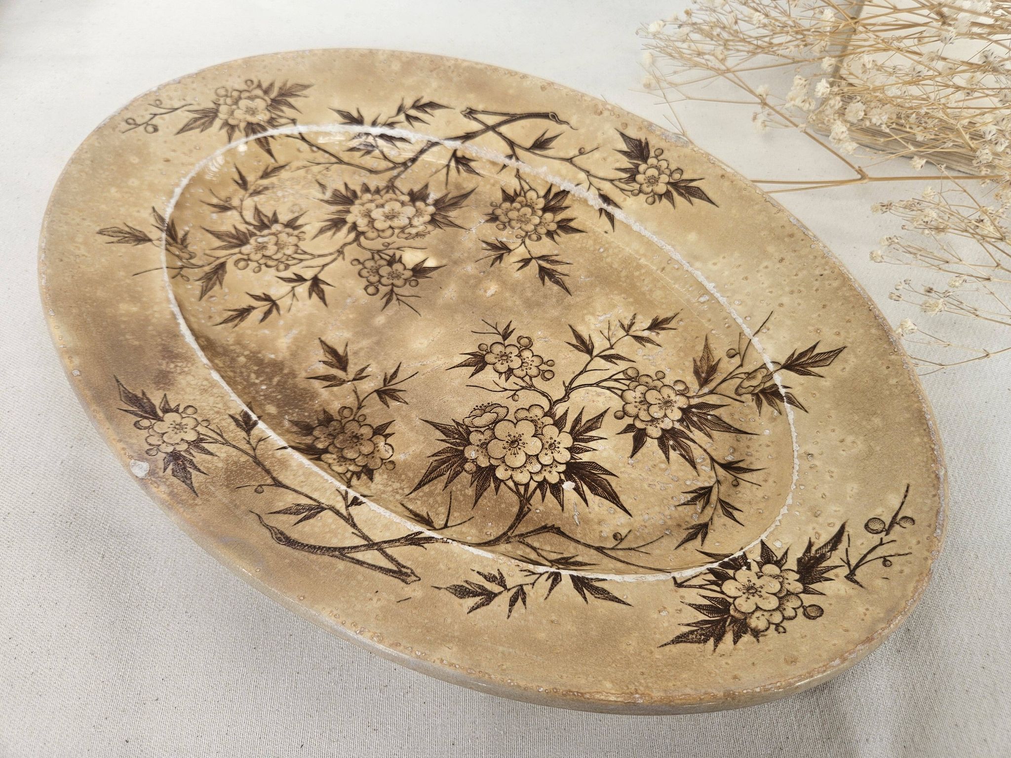Old earthenware dish from Grigny