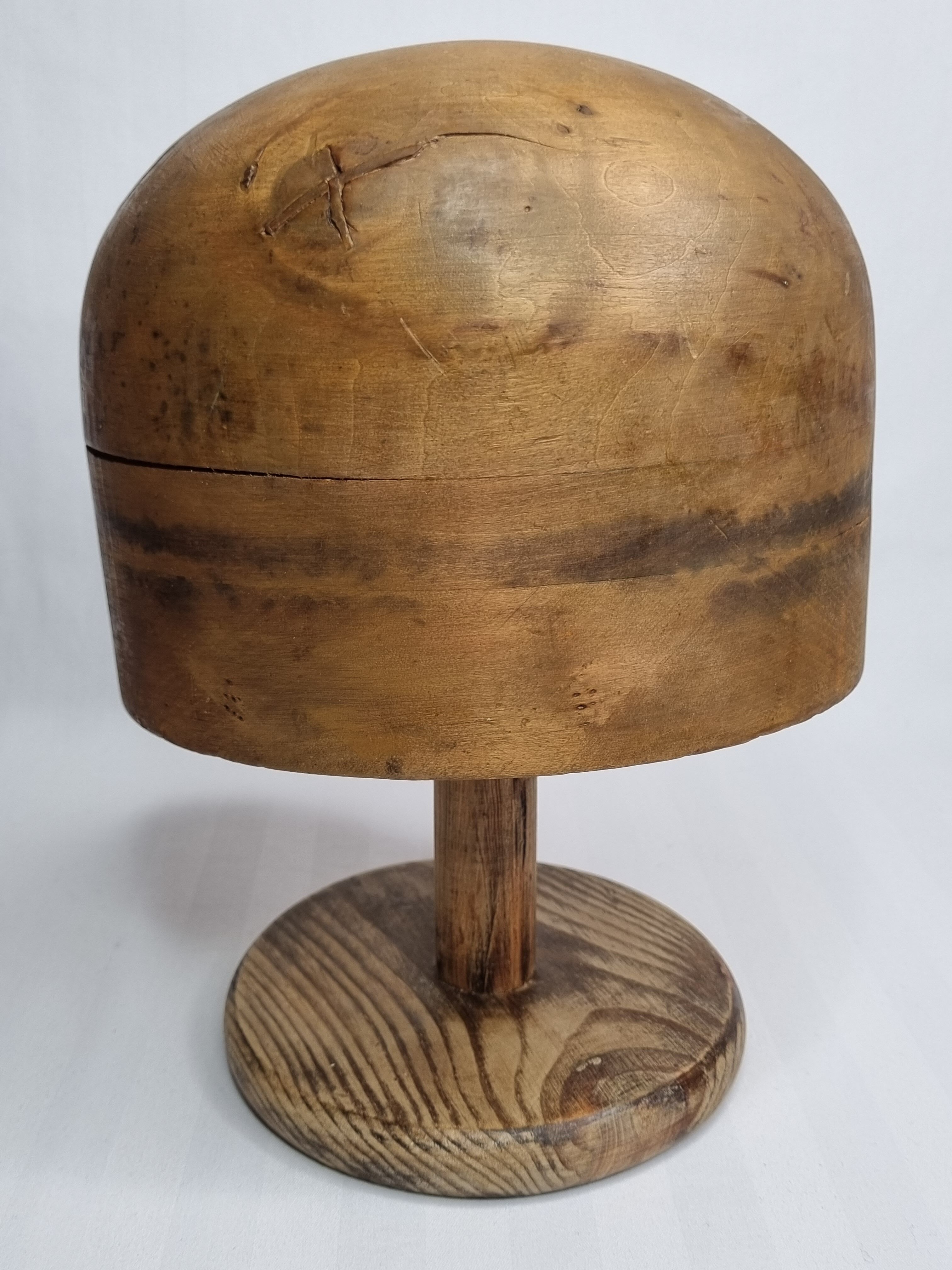 Forme à chapeau en bois ancienne sur pied, 1900